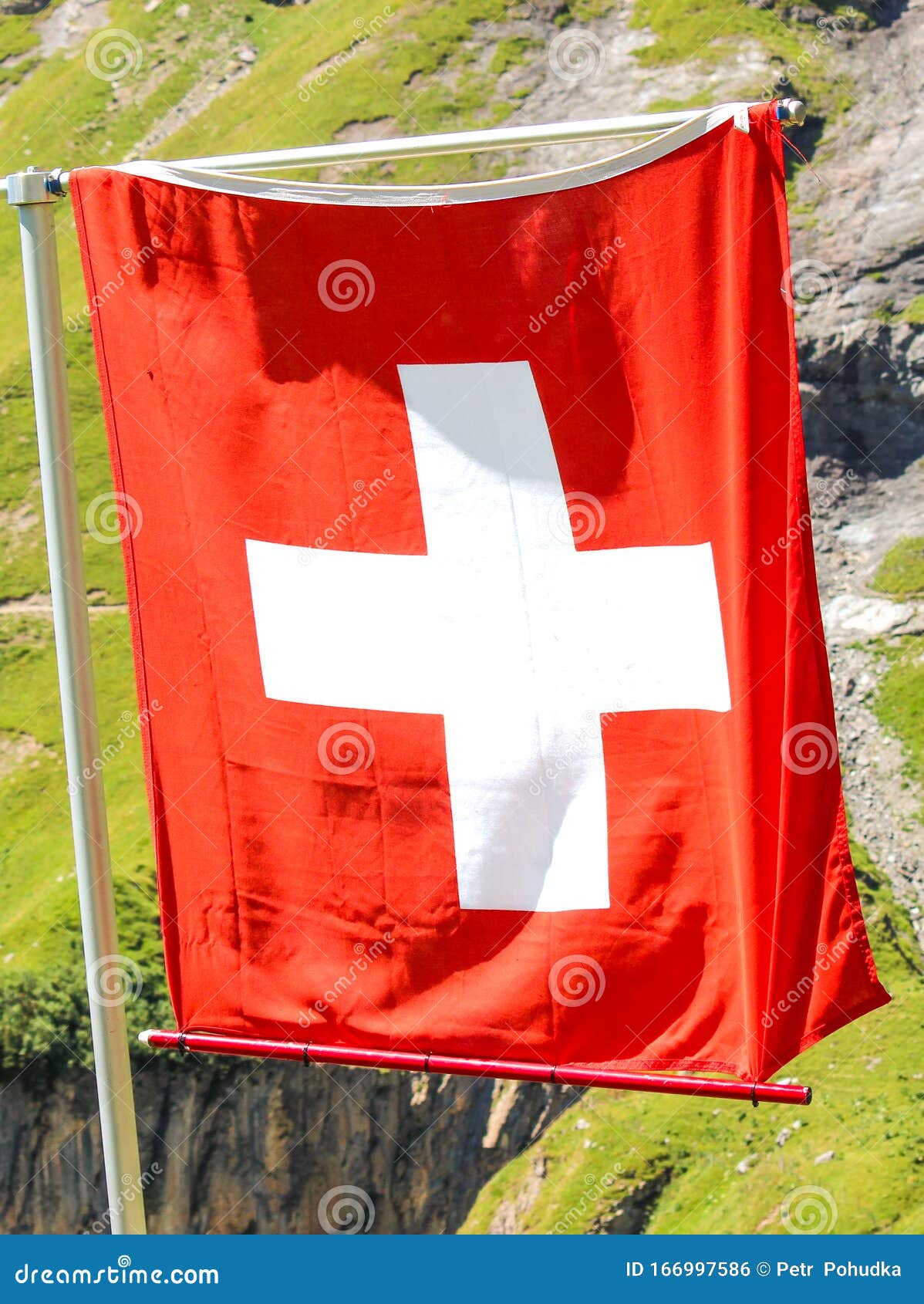Bức tranh thiên nhiên hùng vĩ, một trong những biểu tượng lâu đời và đặc trưng nhất của Thụy Sĩ - cảnh quan Alphine cùng cờ đỏ trắng. Hãy đắm mình vào không gian tuyệt đẹp này với những hình ảnh liên quan và khám phá những kỳ quan tự nhiên độc đáo nơi đây.