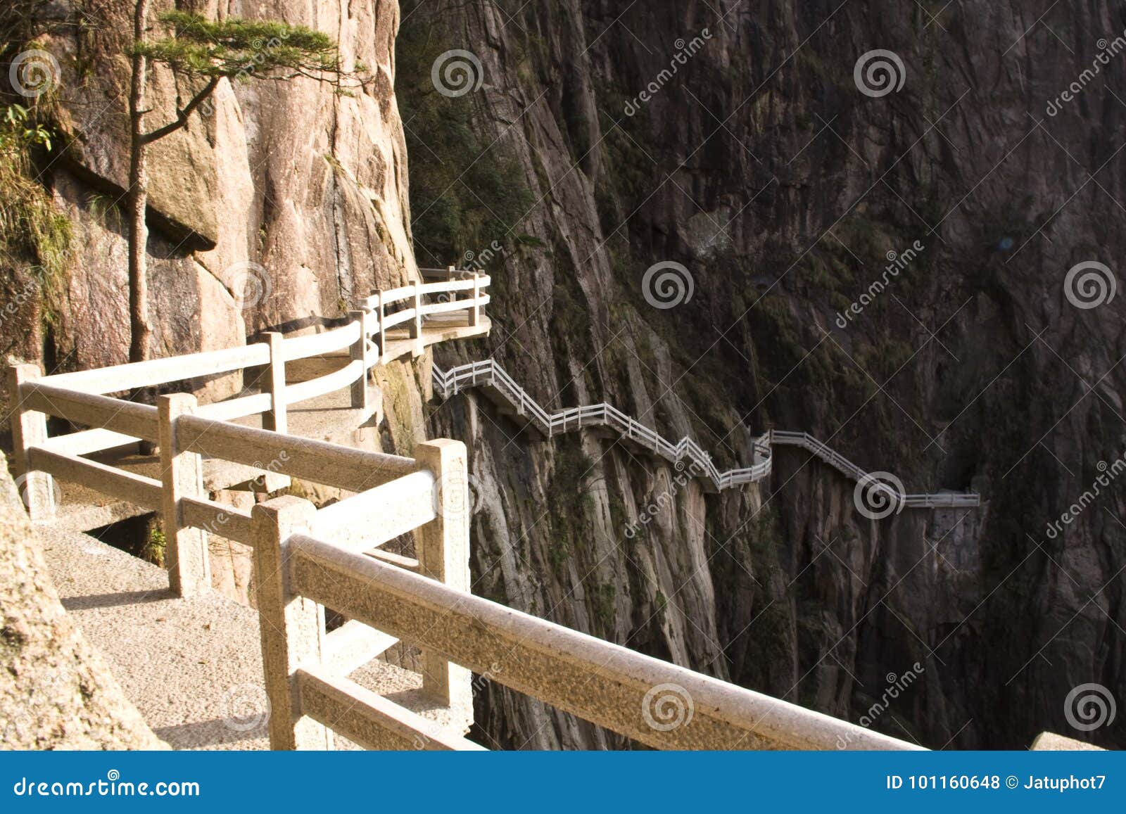 File:Steep steps downhill at Huangshan.jpg - Wikipedia