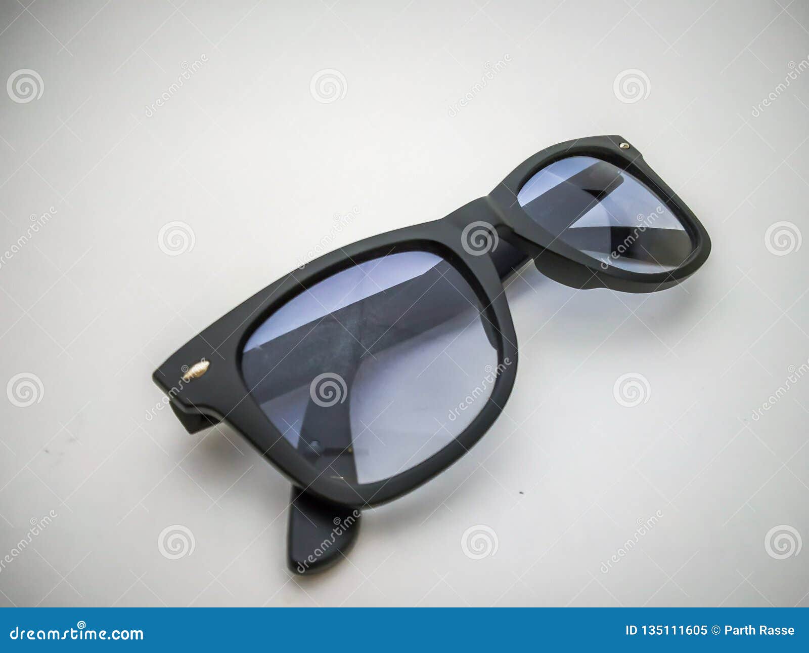navy blue wayfarer sunglasses