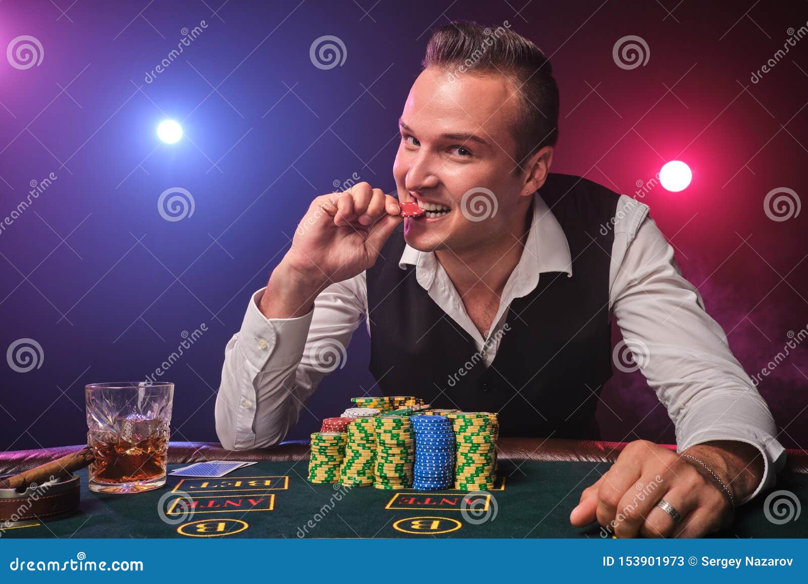 Мужчина в казино фото виртуальное интернет казино