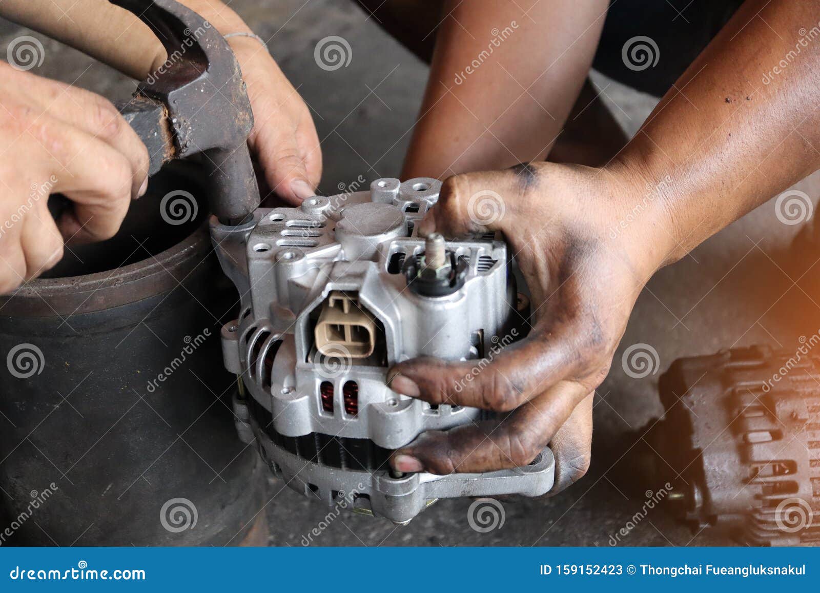 Wechseln Sie Den Neuen Kfz-Generator Mit Hand in Der Werkstatt Oder Im Kfz-Reparaturzentrum  Als Kfz-Basiskonzept Dunkler Ton Stockbild - Bild von einheit, industriell:  159152423