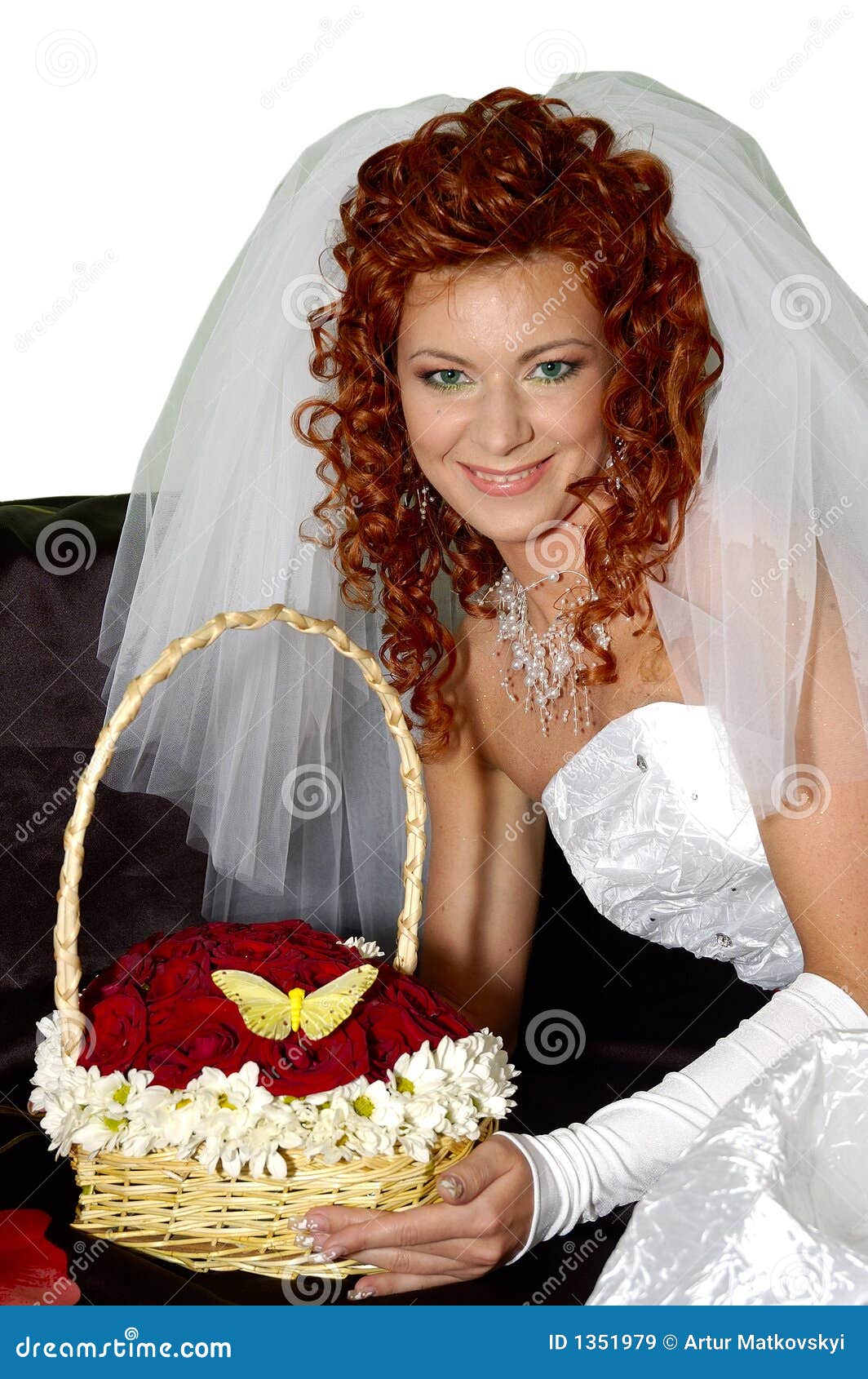 Wedding 12. Femme de Rouge-cheveu prenant des fleurs avec le guindineau