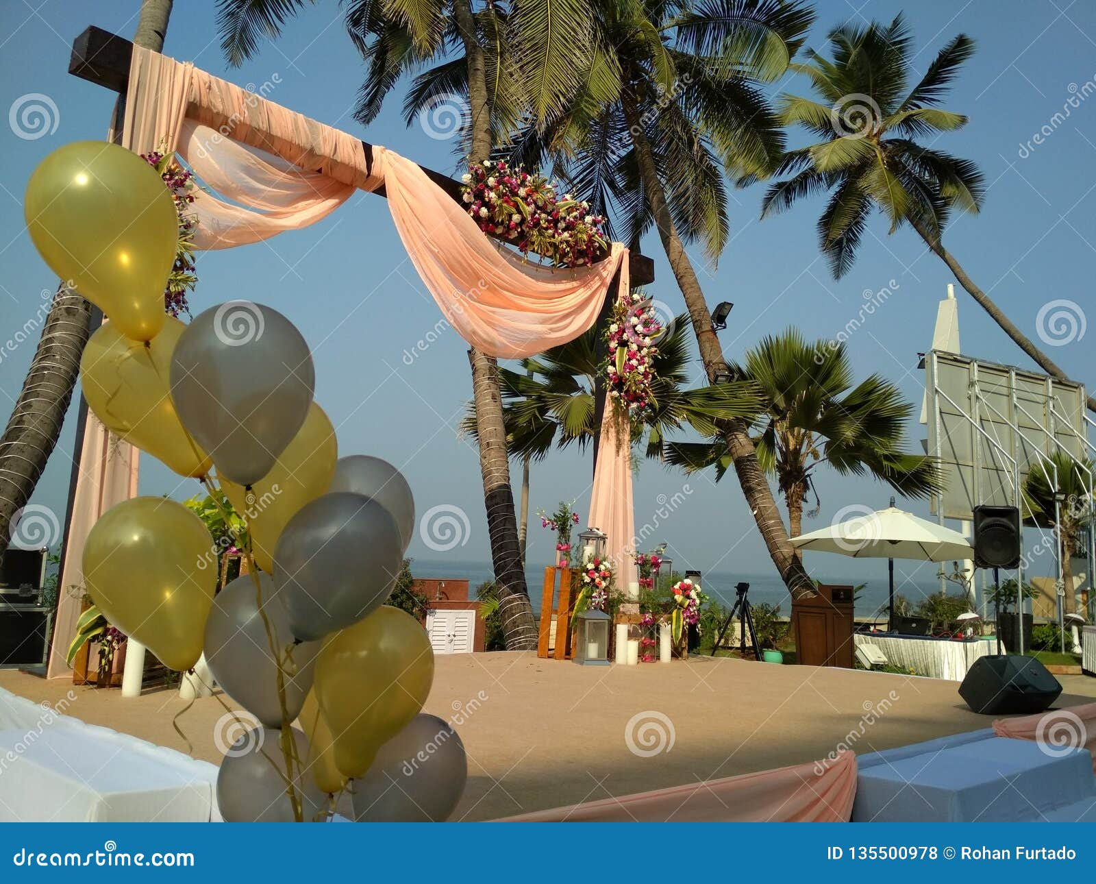 https://thumbs.dreamstime.com/z/wedding-beach-was-taken-balloons-foreground-add-adds-upbeat-mood-to-ambience-135500978.jpg