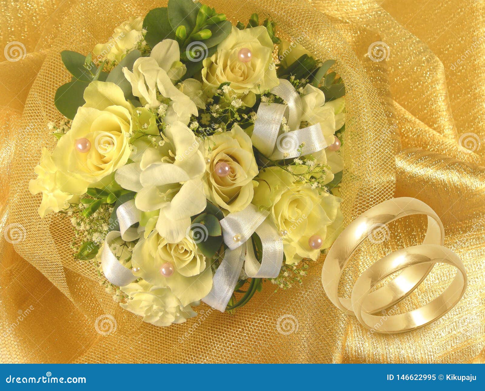 Sự kết hợp tuyệt vời giữa hoa cưới và nhẫn vàng sẽ đưa bạn vào một thế giới cưới hỏi mộng mơ. Hãy xem hình ảnh để cảm nhận được sự sang trọng, tinh tế và đẹp đẽ của chúng.