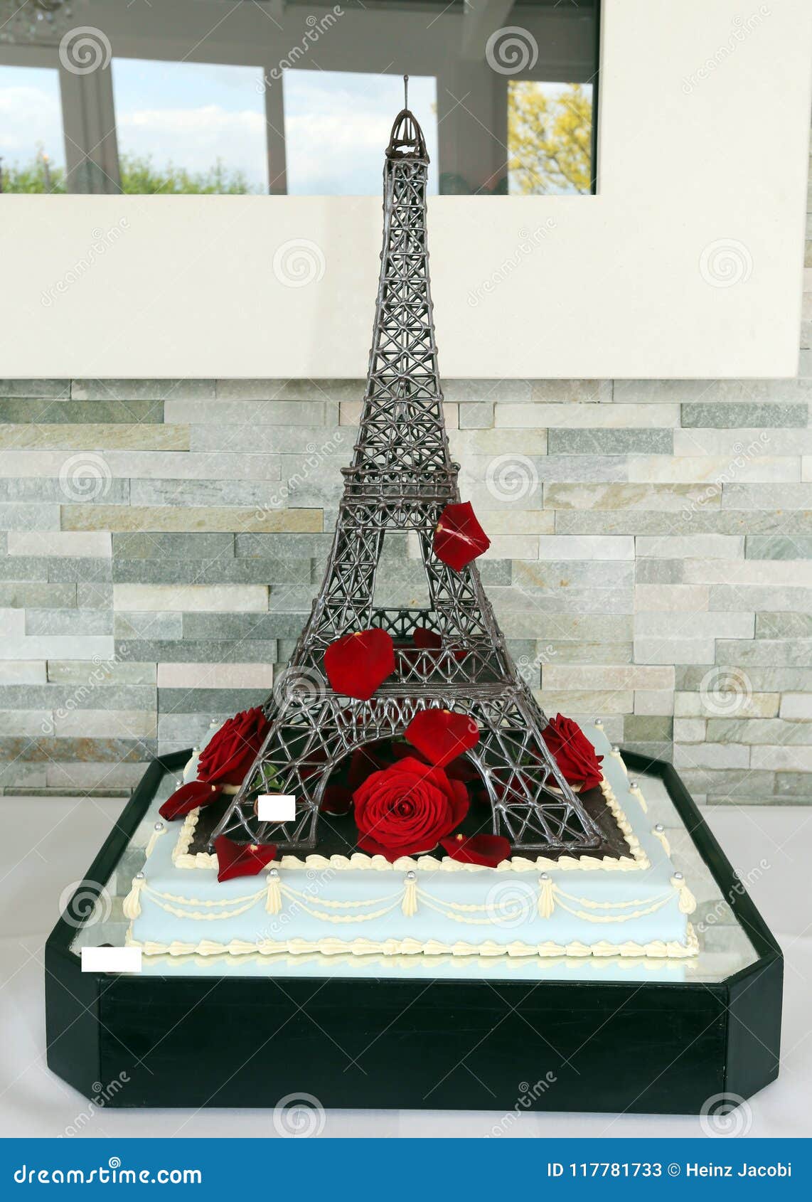 wedding cake as eiffel tower with red roses