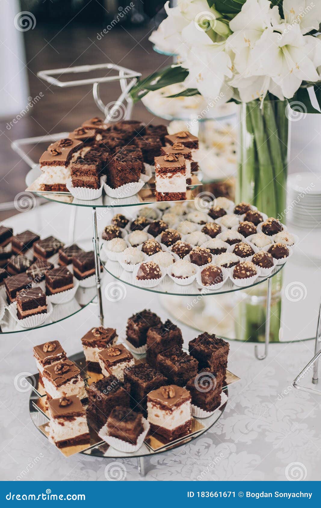 Wedding Candy Bar. Delicious Chocolate Desserts, Cakes and Cookies on Stand  at Wedding Reception in Restaurant Stock Image - Image of celebration,  stylish: 183661671