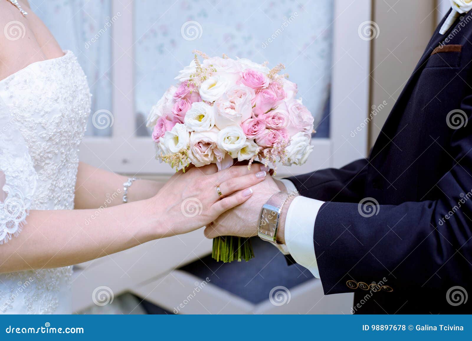 Wedding Couple with Bouquet Stock Photo - Image of happy, bouquet: 98897678