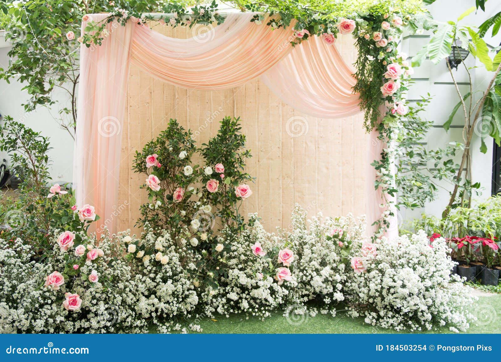 Wedding Ceremony Photography Background 7x5ft Arch Flowers Bouquet Outdoors Wedding Scene Celebration Party Invitation Background Green Grassland Trees Natural Landscape Backdrops 