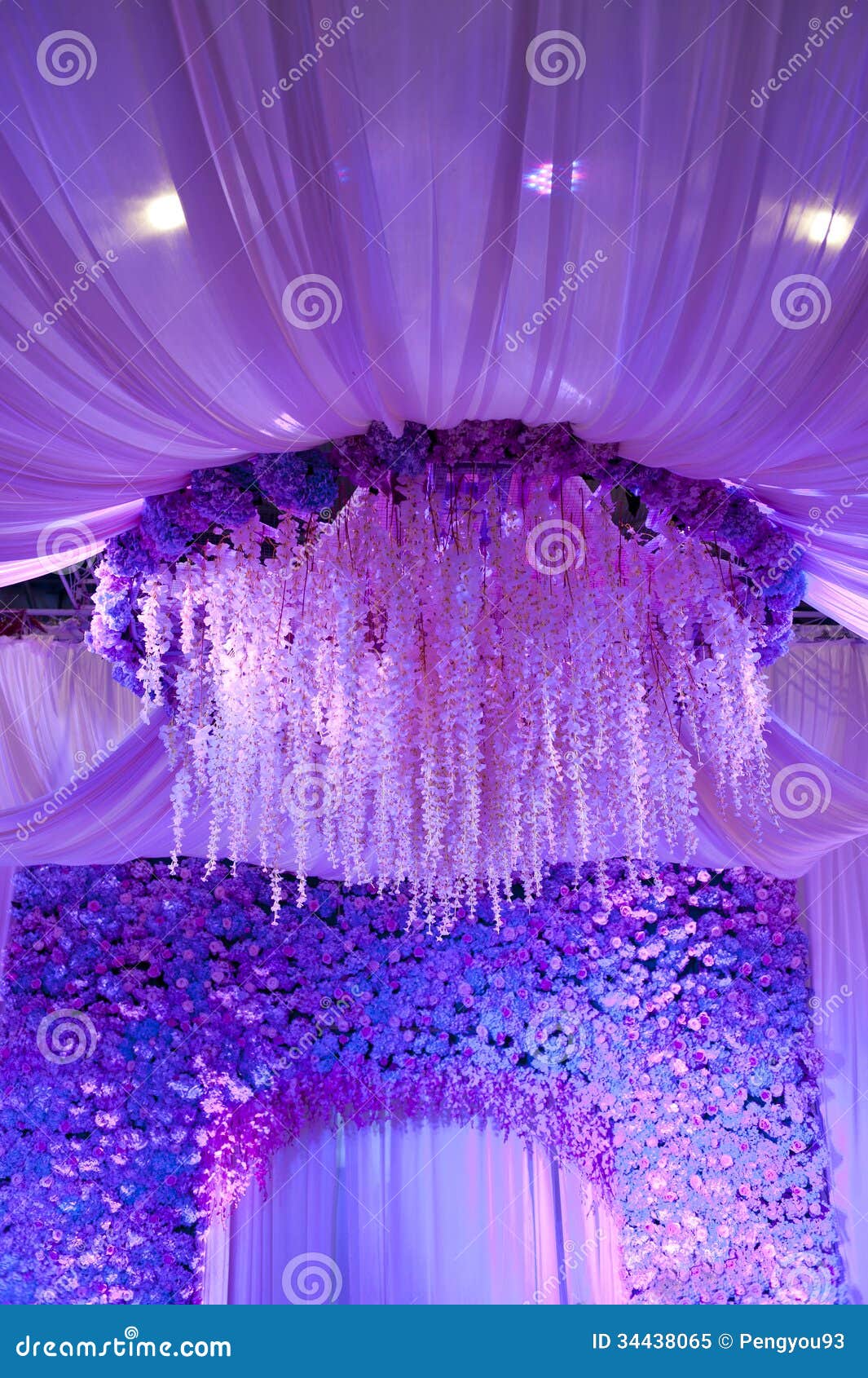 Hoa cưới trang trí nền sân khấu sẽ mang đến cho không gian lễ cưới của bạn vẻ đẹp đầy màu sắc và sống động. Chọn những bông hoa phù hợp với chủ đề và phong cách lễ cưới của bạn, một món quà tinh tế dành cho người yêu của bạn.