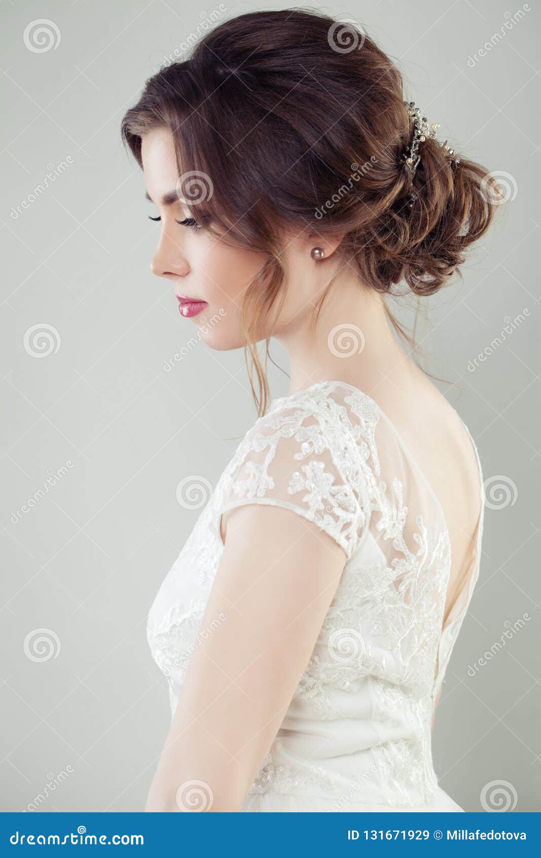 Wedding Hair. Beautiful Bride with Makeup and Bridal Hairstyle ...