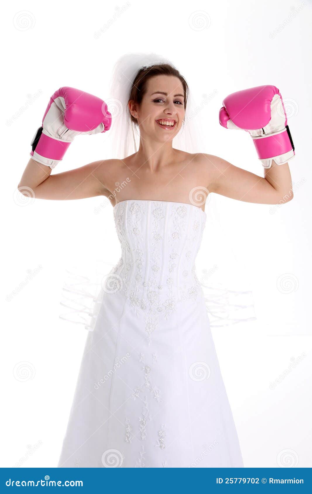 Wedding Kampf. Frau in einem Hochzeitskleid mit Verpackenhandschuhen
