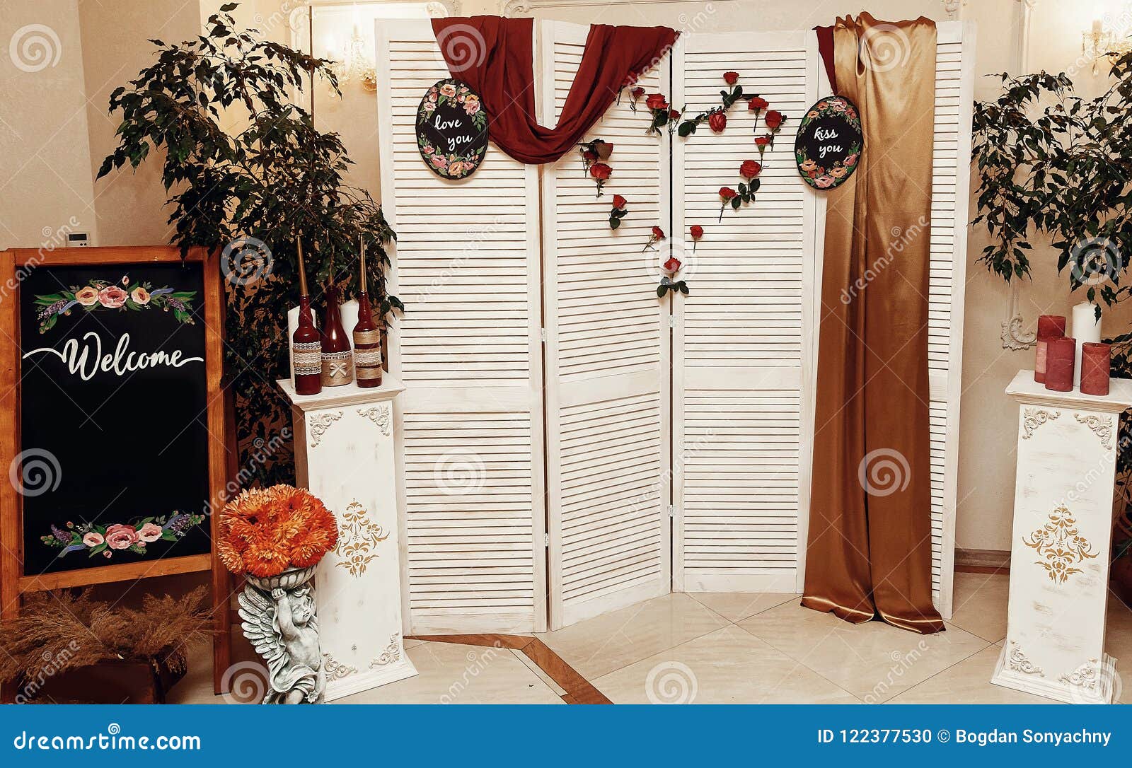 Wedding Photo Booth Zone and Welcome Board. Rustic Wooden Wall W Stock  Photo - Image of retro, backdrop: 122377530