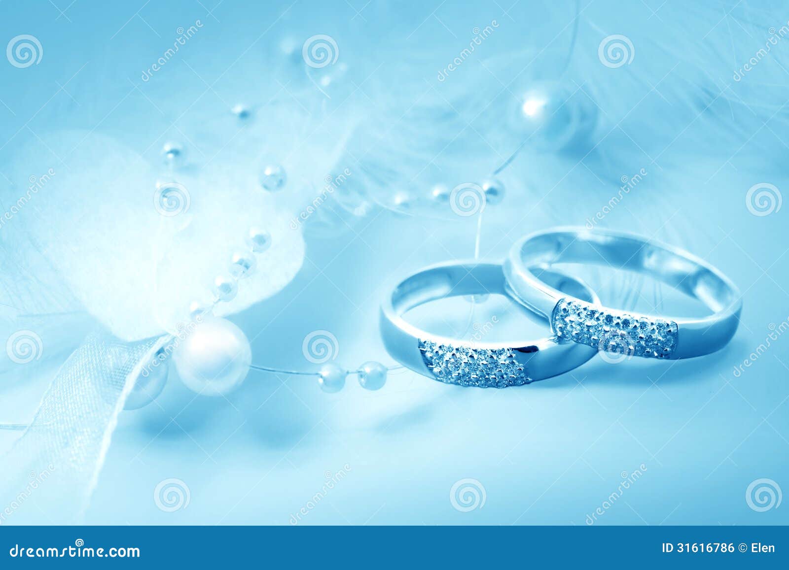 Chỉ cần một cái nhìn duy nhất vào những chiếc nhẫn cưới này cũng đủ để bạn cảm nhận được tình yêu và sự khắc khoải của một cặp đôi. Các chi tiết nhỏ trên nhẫn sẽ khiến bạn say đắm và muốn khám phá thêm về câu chuyện tình yêu của họ.