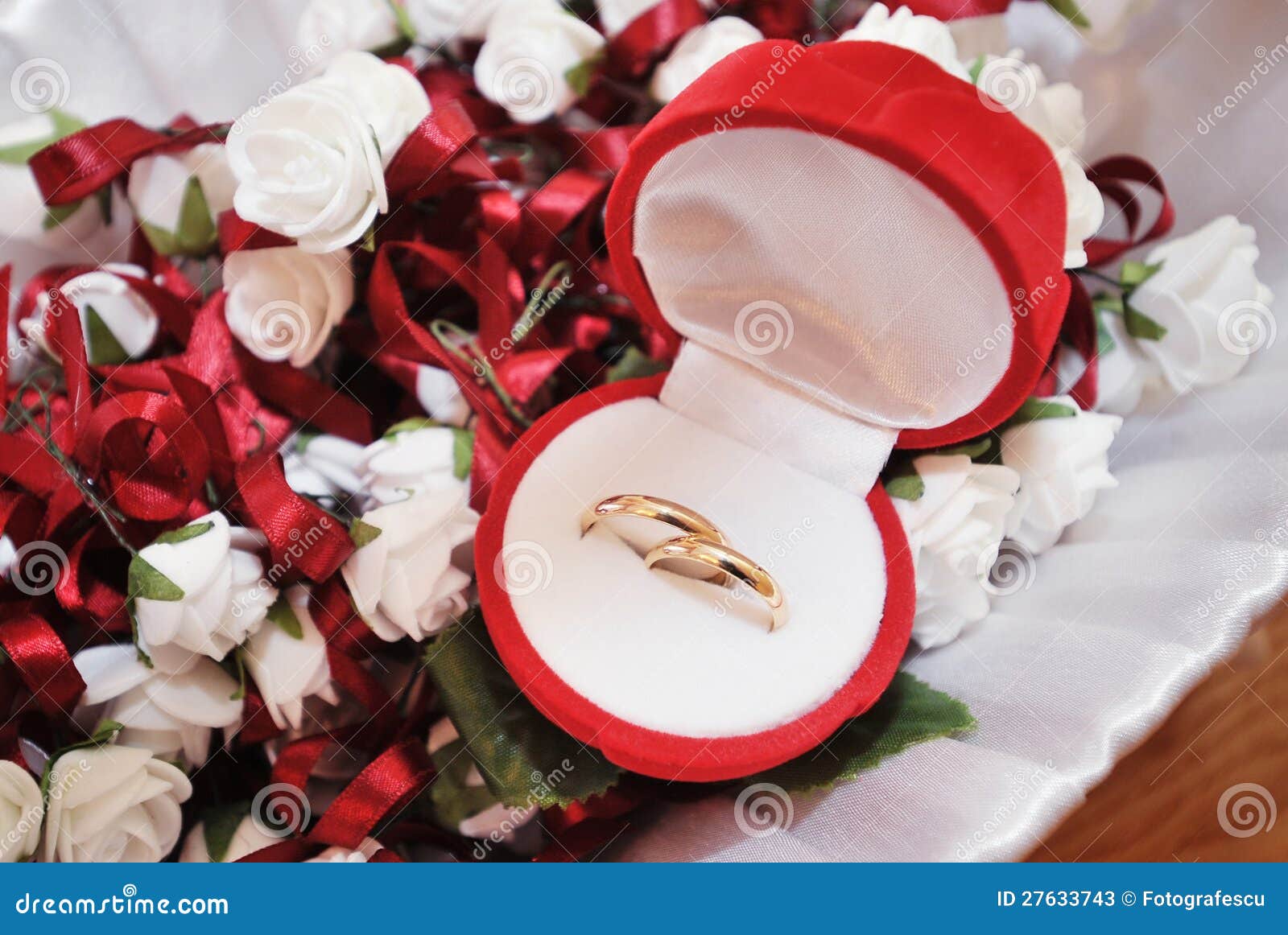 Wedding rings in a box stock image. Image of jewel, objects - 27633743