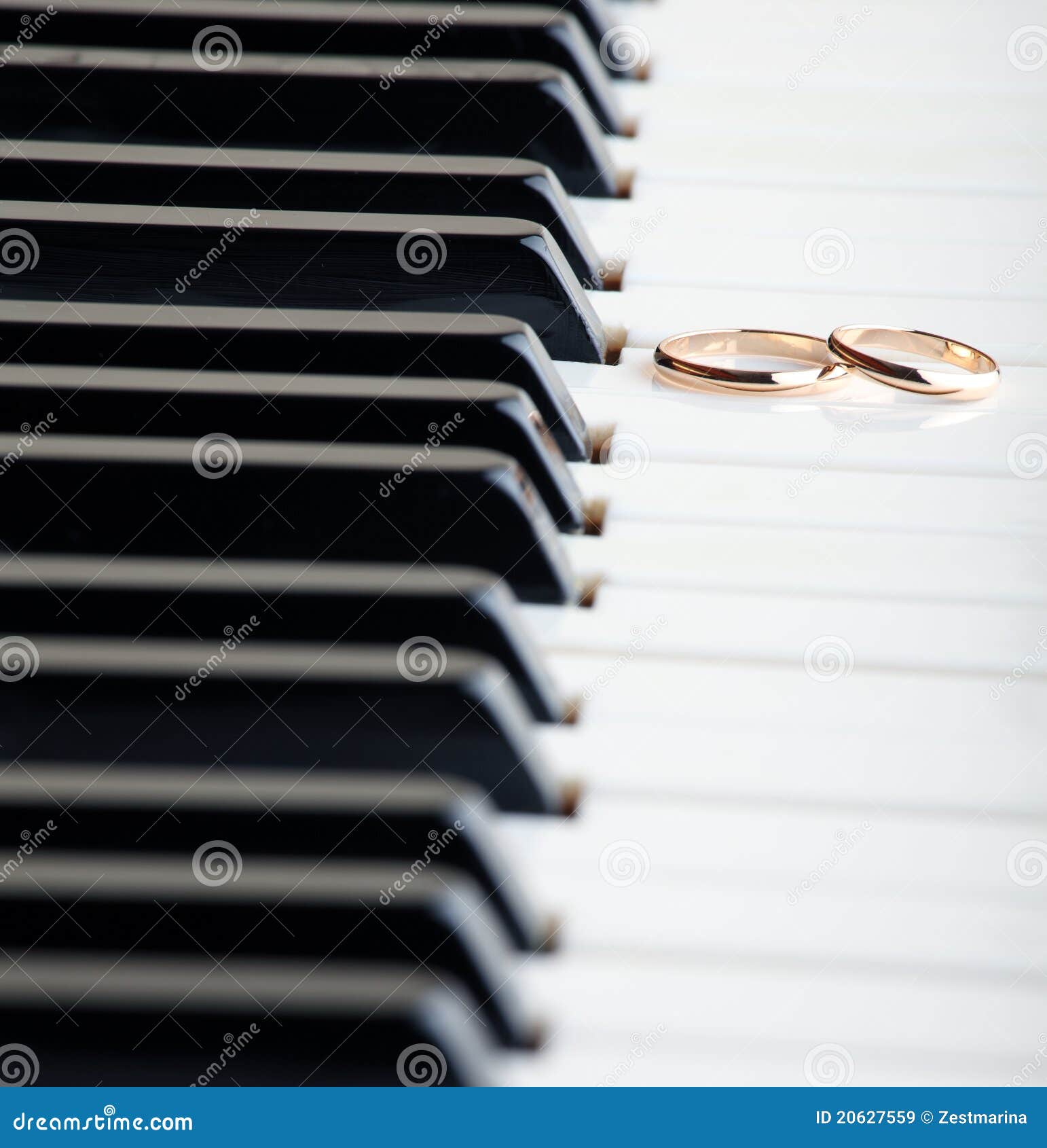 Wedding rings on a piano stock image. Image of gold, indoors 20627559
