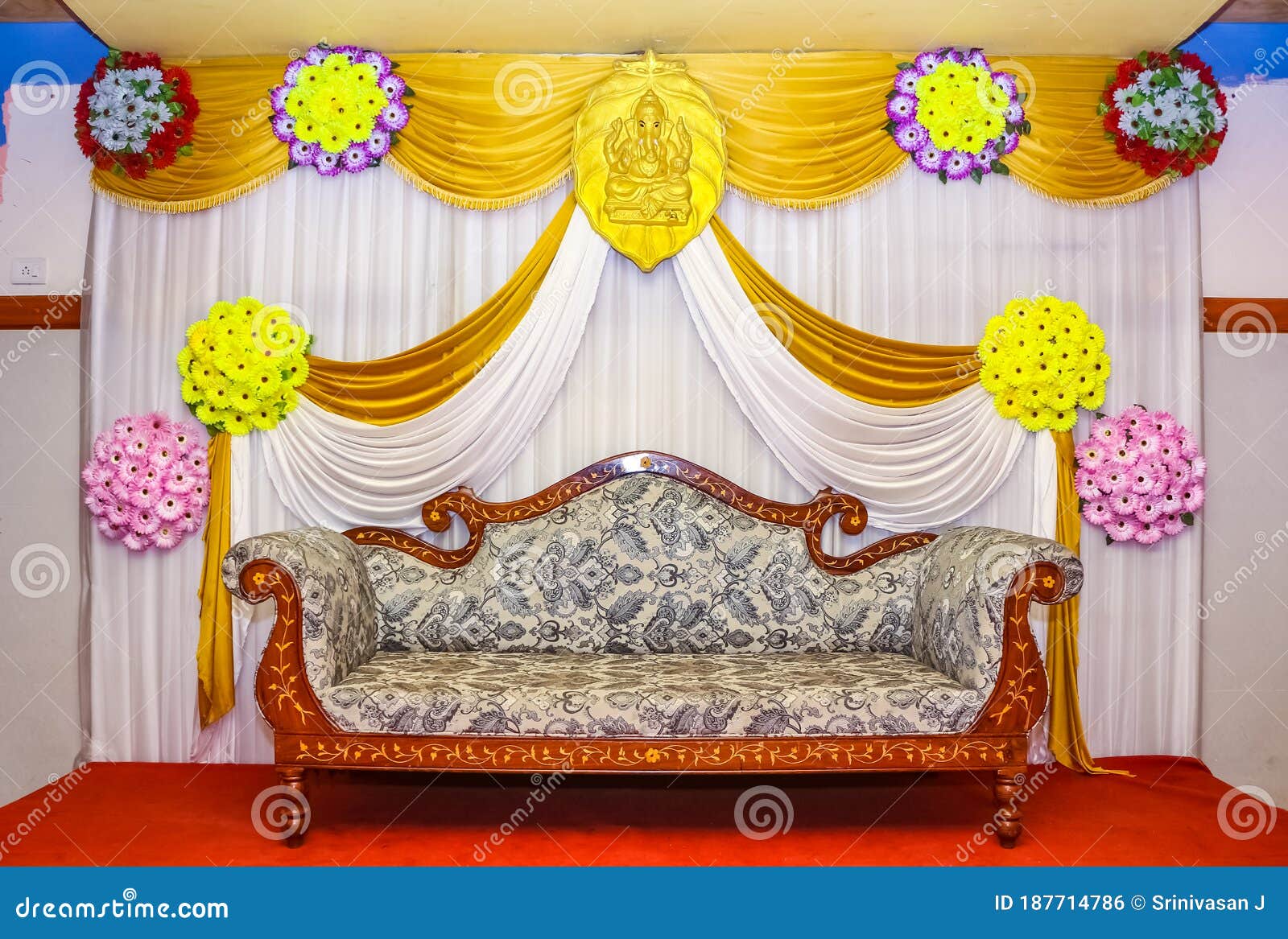 Wedding Stage Photography. Beautiful Decoration Wedding Ceremony. Yellow  Themed Indian Wedding Stage Set Up Stock Photo - Image of hindu, beauty:  187714786