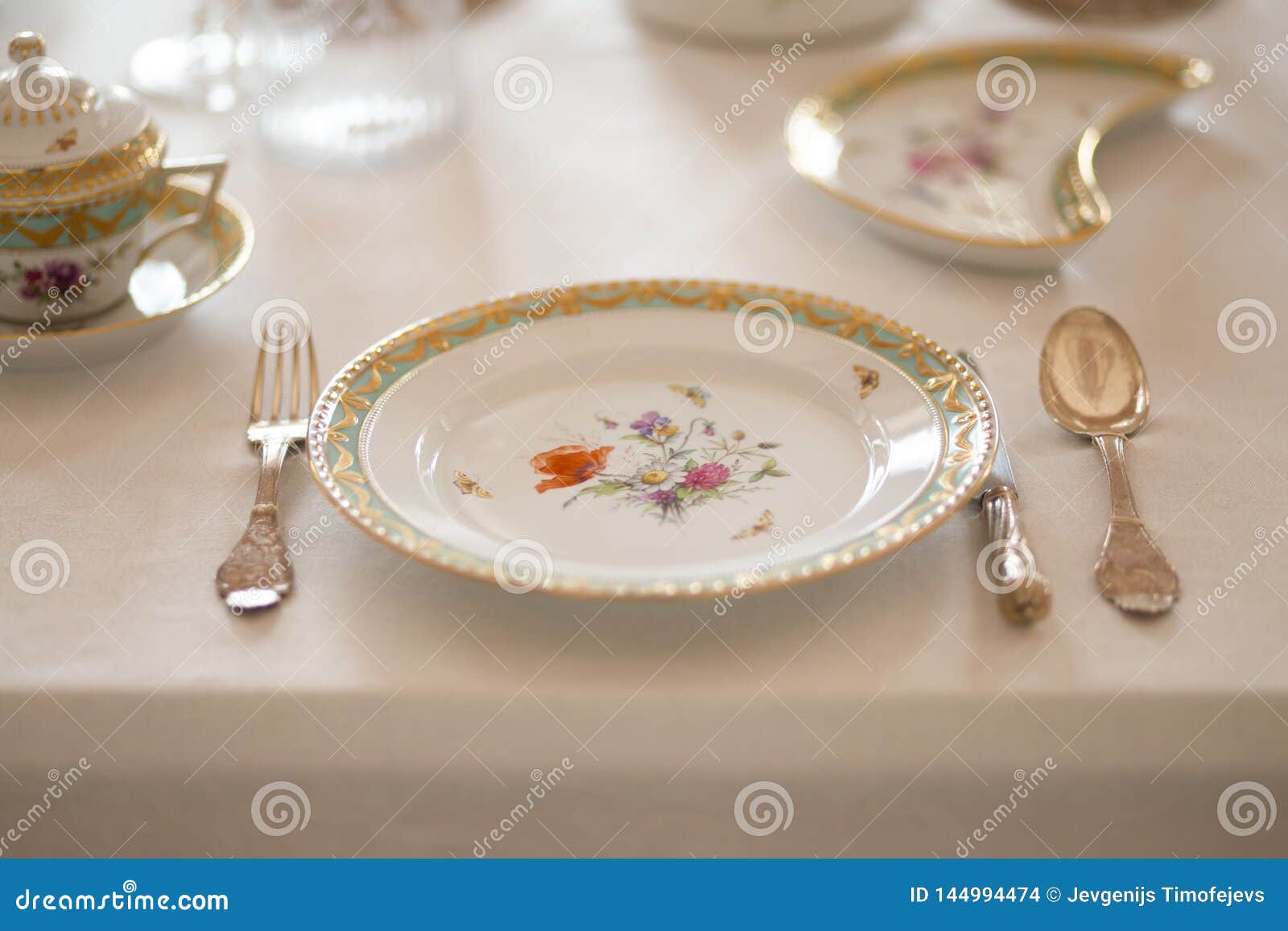 Wedding Table Decoration with Expensive Retro Royal Majesty Porcelain ...