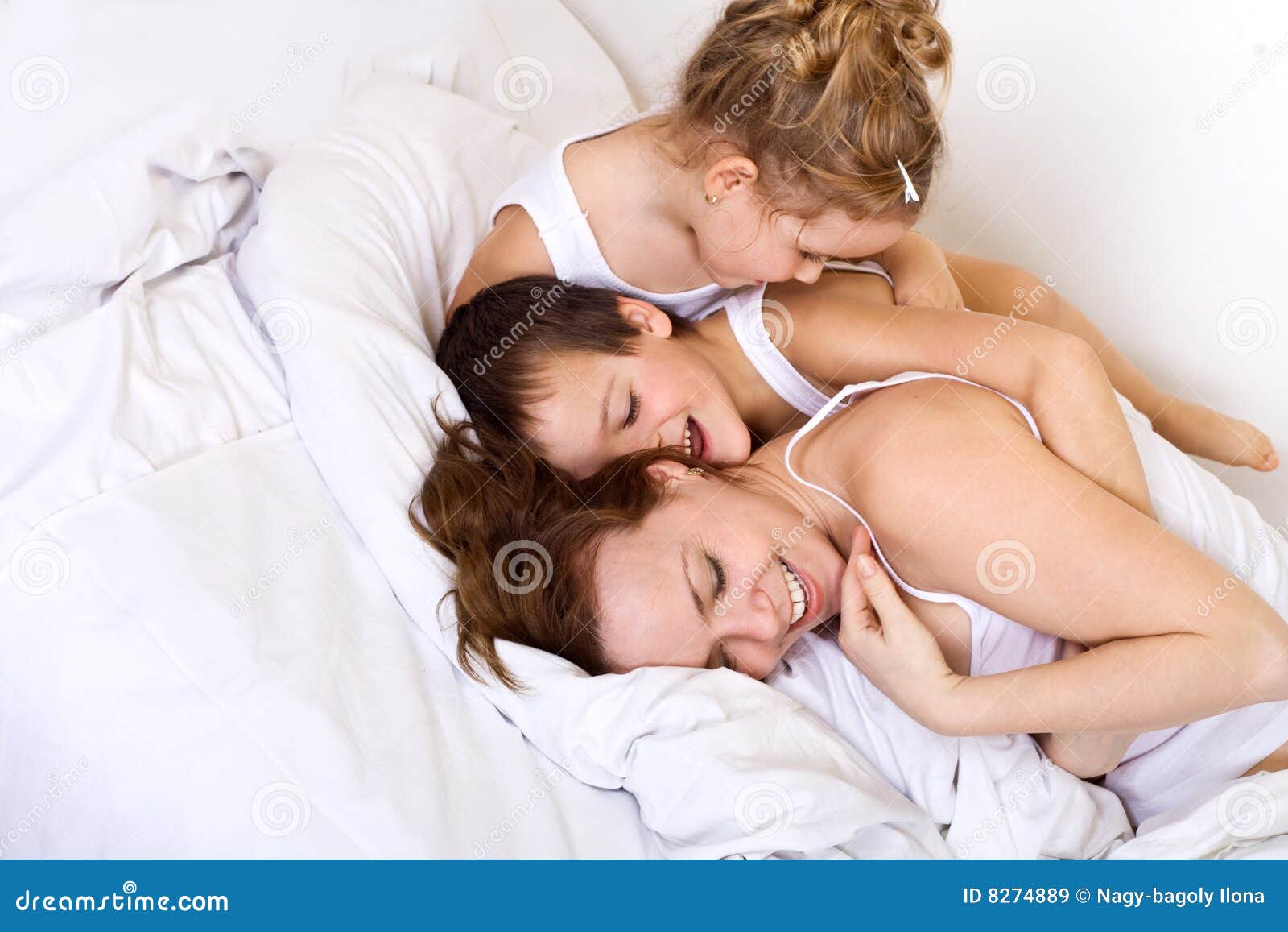 Подруга мамы в постели. Family weekend morning. Husband and wife in Bed Lady tenderly Touchins, Cheek, rmabtic relations.