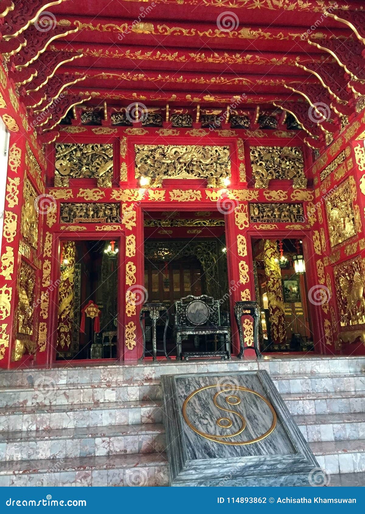 wehart chamrun residential hall, the throne chinese style of h.m. king chulalongkorn.