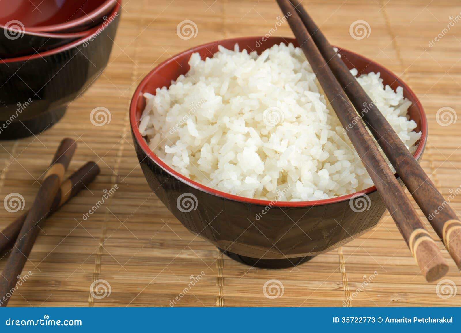Weiß Dämpfte Reis in Einer Schüssel Mit Essstäbchen Stockbild - Bild ...