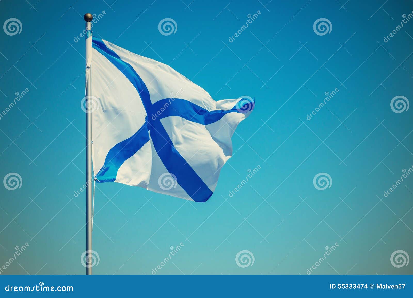 Weisse Flagge Mit Blauem Kreuz Fliegt Auf Einen Fahnenmast Stockfoto Bild Von Weisse Blauem