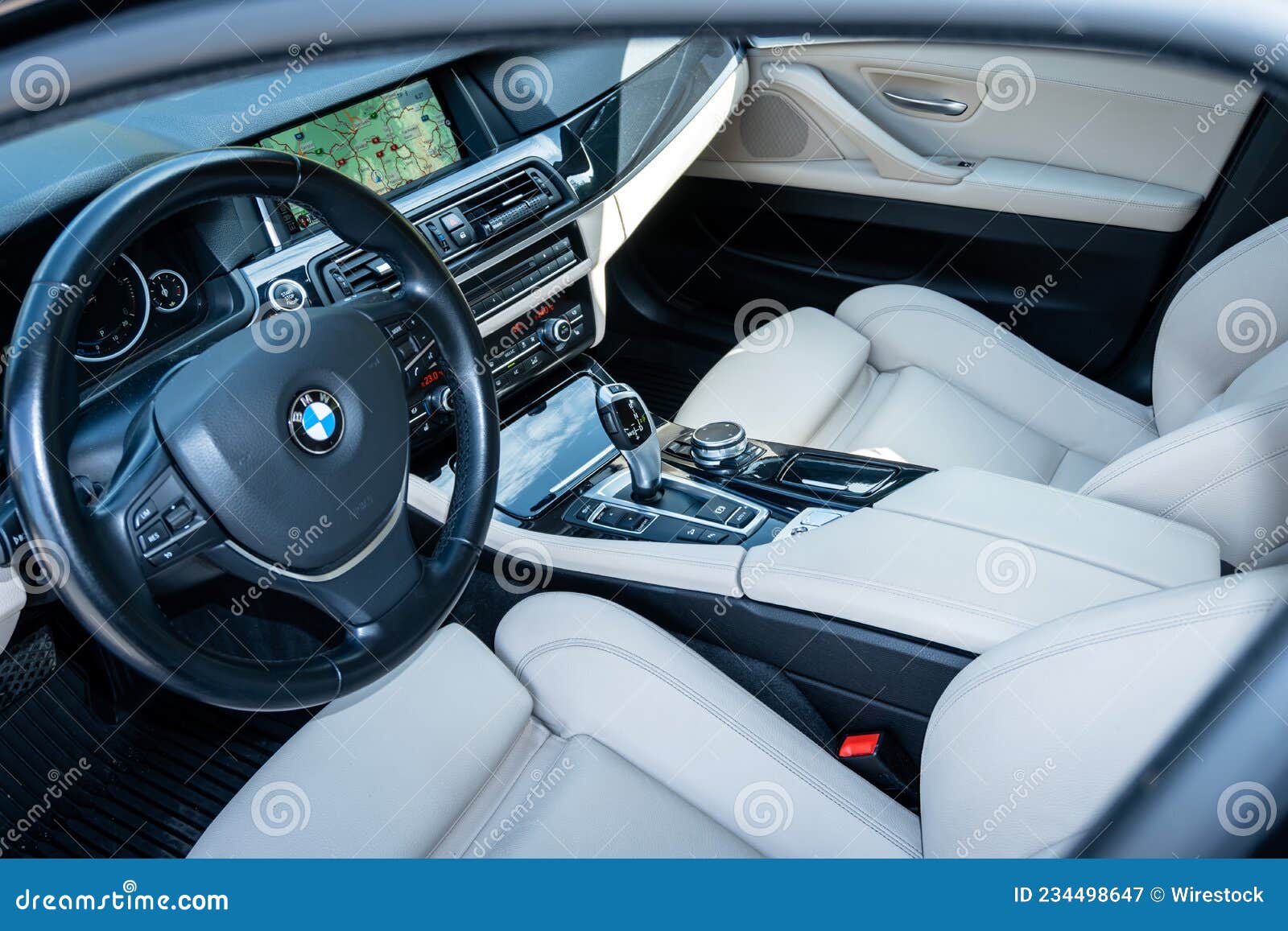 Weiße Lederpolsterung Innenausstattung Bmw 520d Limousine Jahr 2014  Redaktionelles Stockfotografie - Bild von mode, zukunft: 234498647