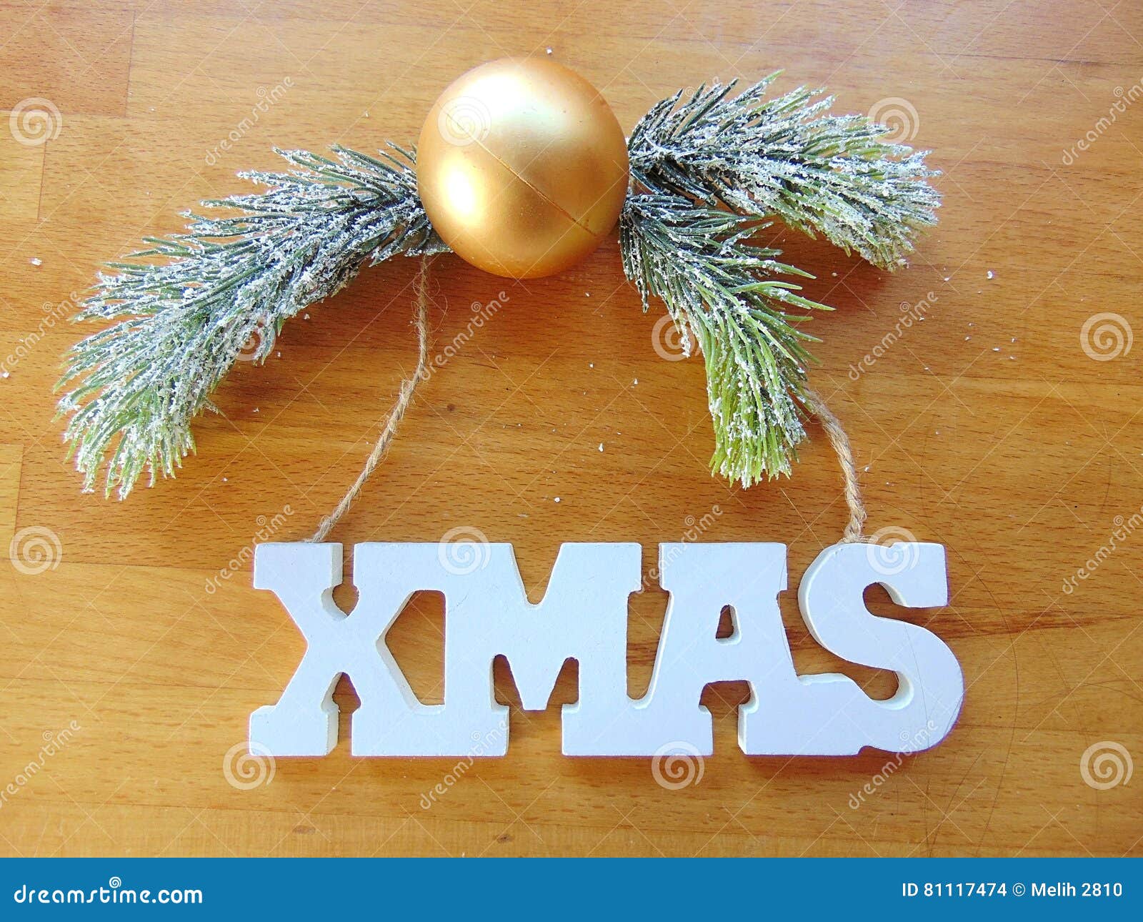 Weiße Weihnachtsbuchstaben Mit Weihnachtsdekoration Auf Holz