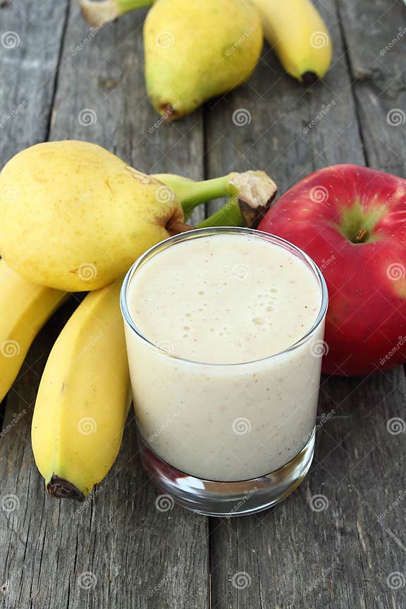 Weißer Smoothie Gemacht Mit Apfel, Banane Und Birne Stockbild - Bild ...