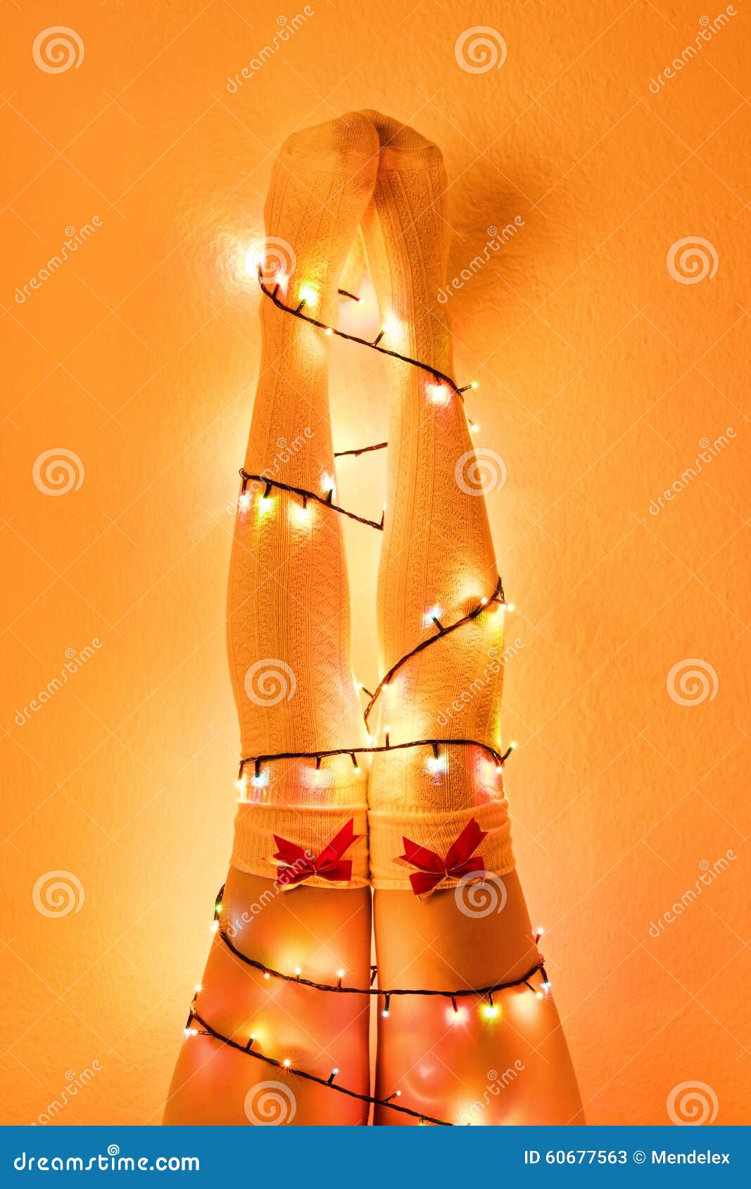 Weibliche Beine Eingewickelt Mit Weihnachtsbaumlichtern Stockbild