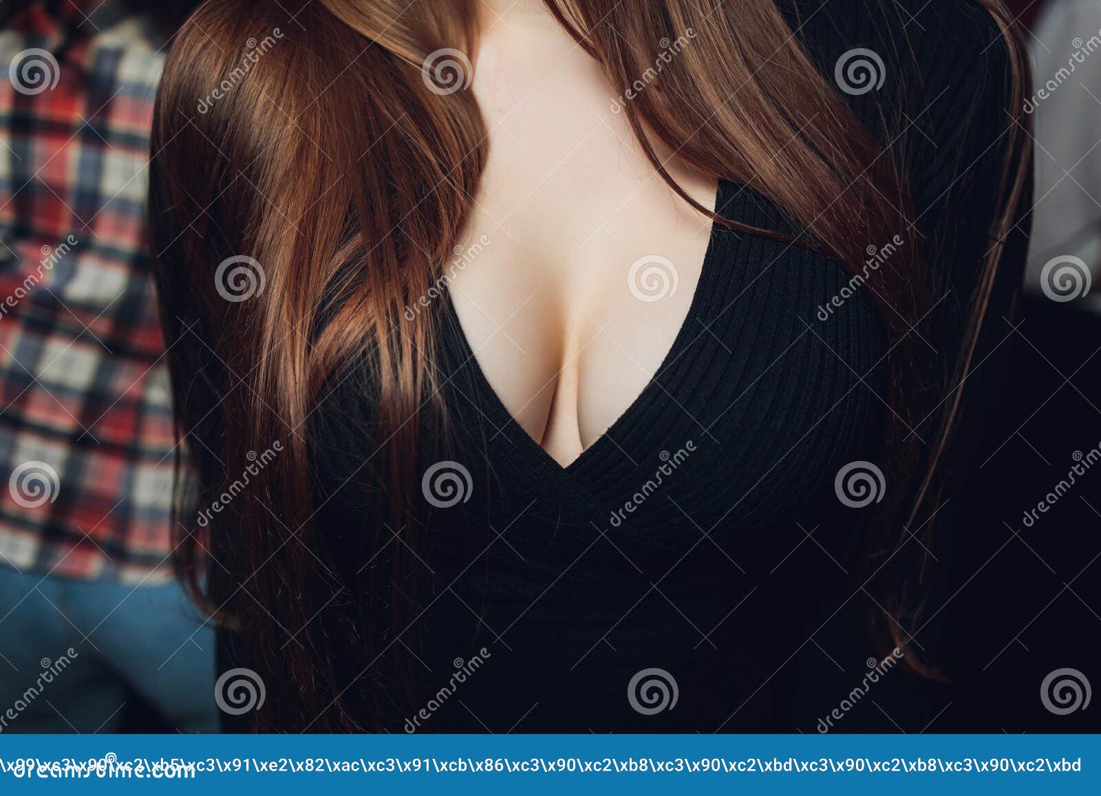 Weibliche Brust. Ausschnitt Kleid Und Pelzkragen. Stockfoto - Bild