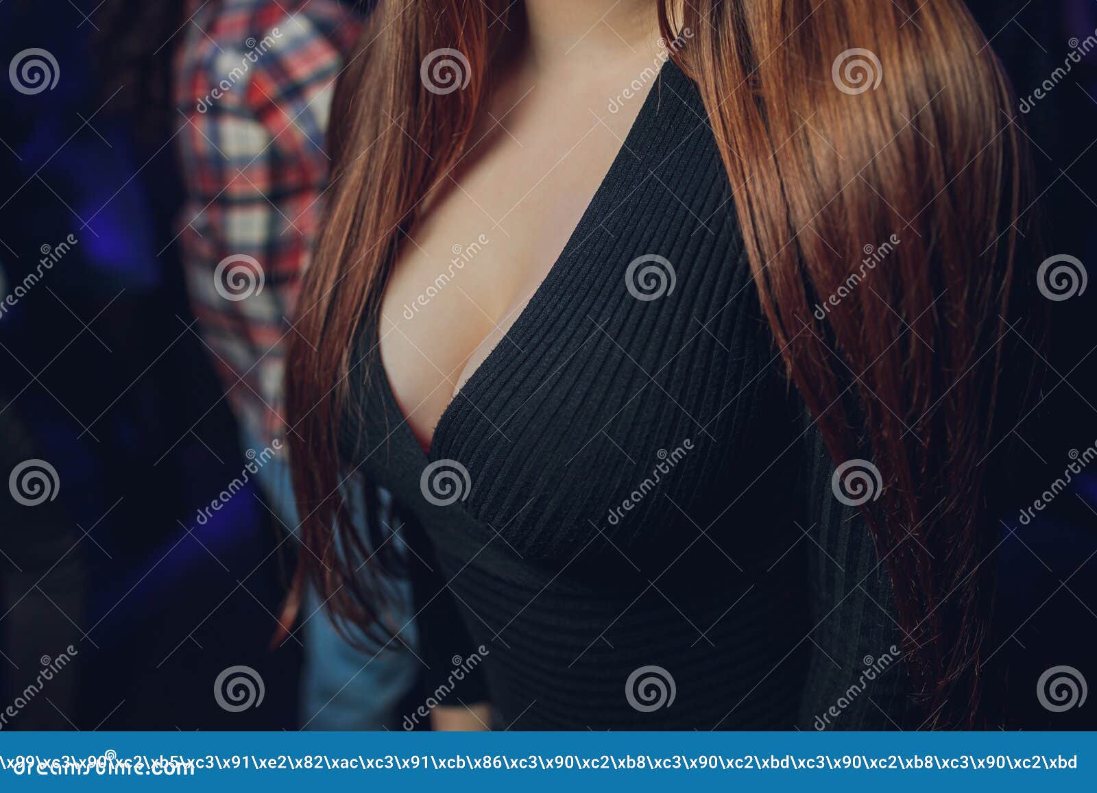 Weibliche Brust. Ausschnitt Kleid Und Pelzkragen. Stockbild - Bild