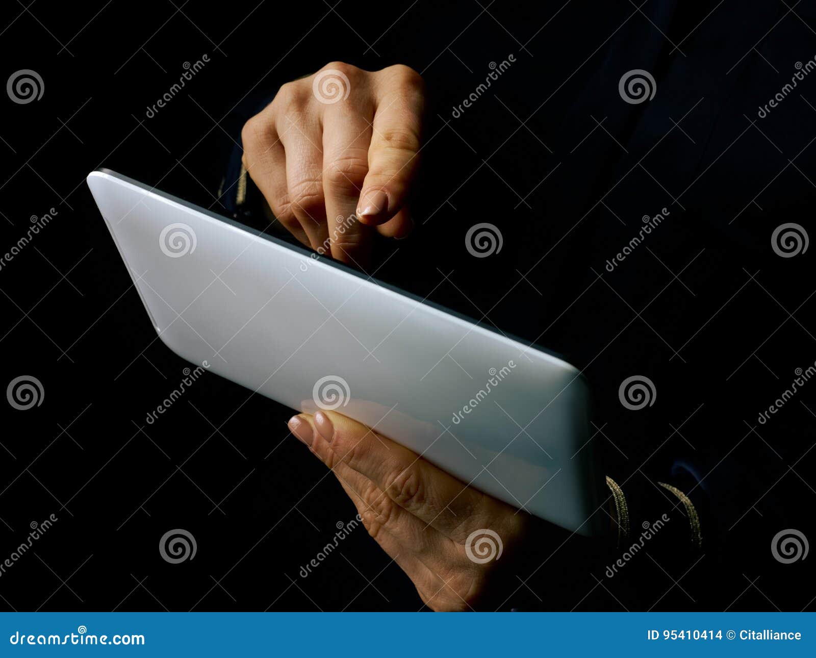 Weibliche Hande Auf Schwarzem Hintergrund Unter Verwendung Des Tablet Pcs Stockfoto Bild Von Informationen Kommunikation