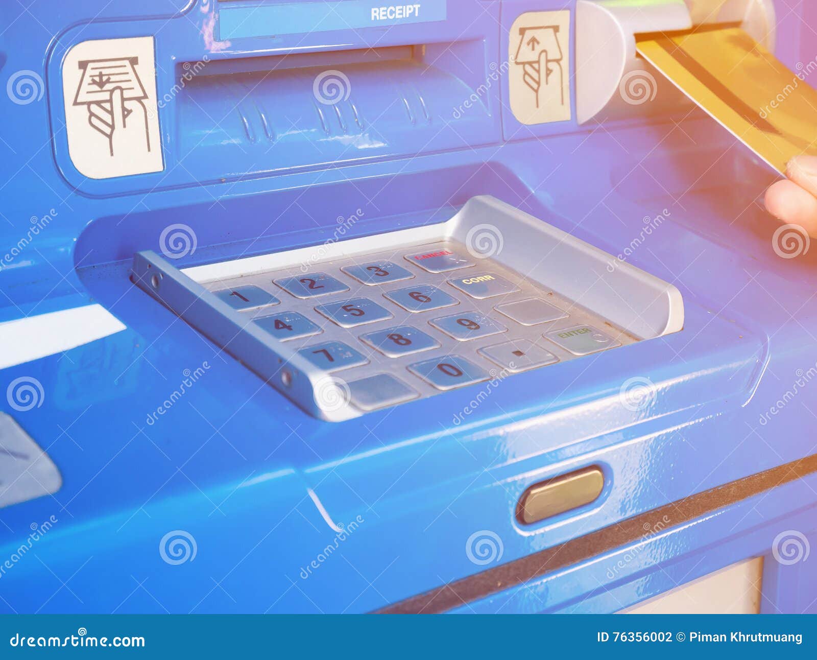 Weibliche Hand, Die ATM-Karte In ATM-Bankmaschine Einfügt Stockfoto