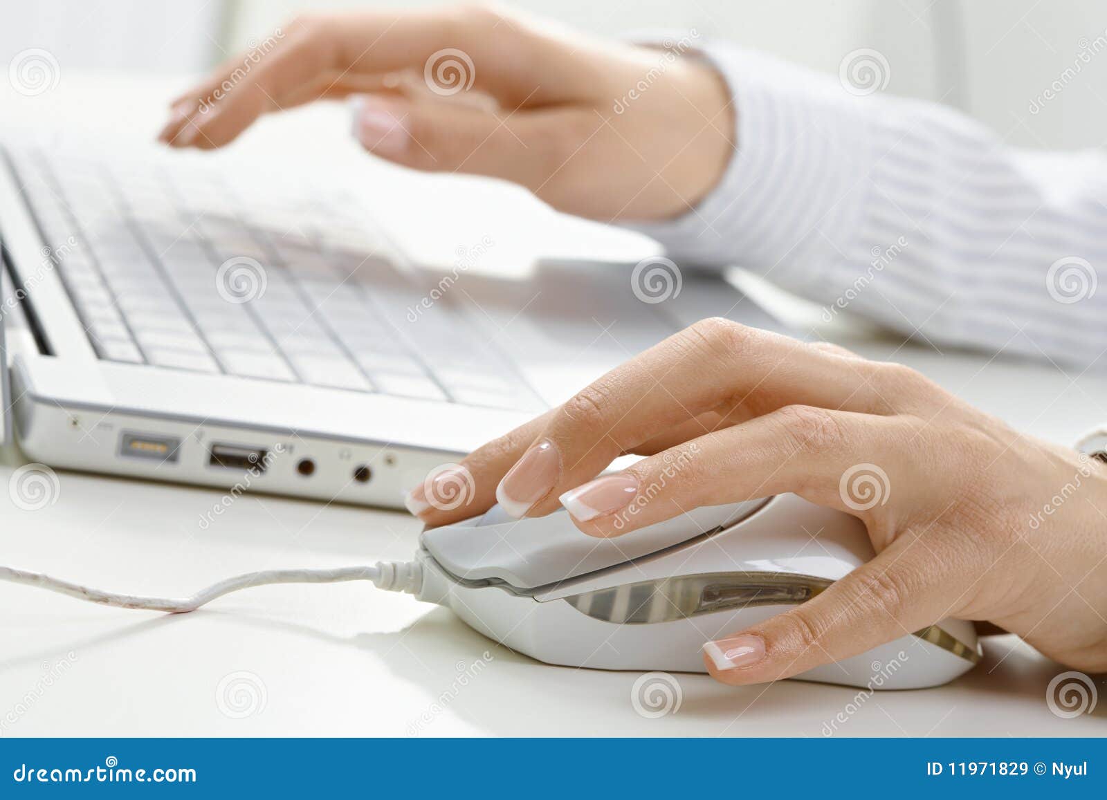 Weibliche Hand Unter Verwendung Der Computermaus Stockbild - Bild Von  Schön, Mode: 11971829