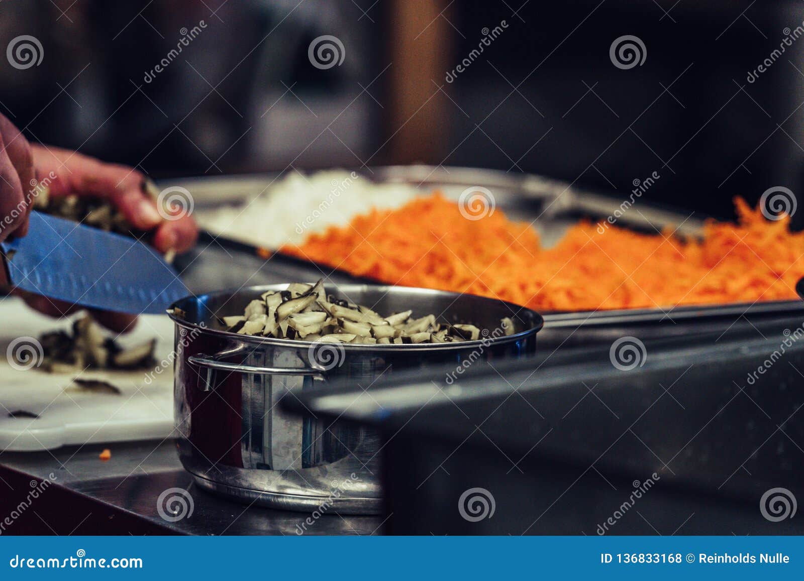 Weiblicher Chef Slicing Pickled Cucumbers für Salate, Heiratsmahlzeit - Küche eingestellt mit Aktion, nur Chef ` s Hände. Weiblicher Chef Slicing Pickled Cucumbers für Salate, Hochzeits-Mahlzeit - Küche stellte mit Aktion, nur die Hände des Chefs, Weinlese-Film-Blick ein