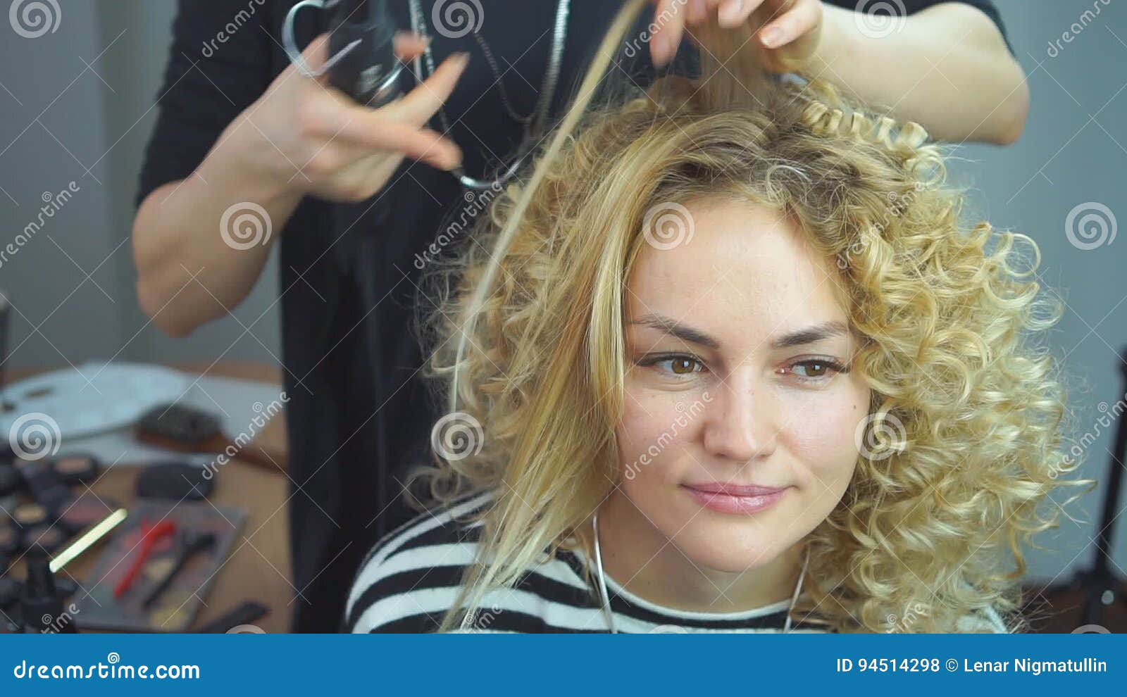 Weiblicher Friseur Der Dem Blonden Madchen Im Schonheitssalon Frisur Macht Stilist Macht Afrikanische Locken In Einem Schonheits Stock Footage Video Von Stilist Madchen