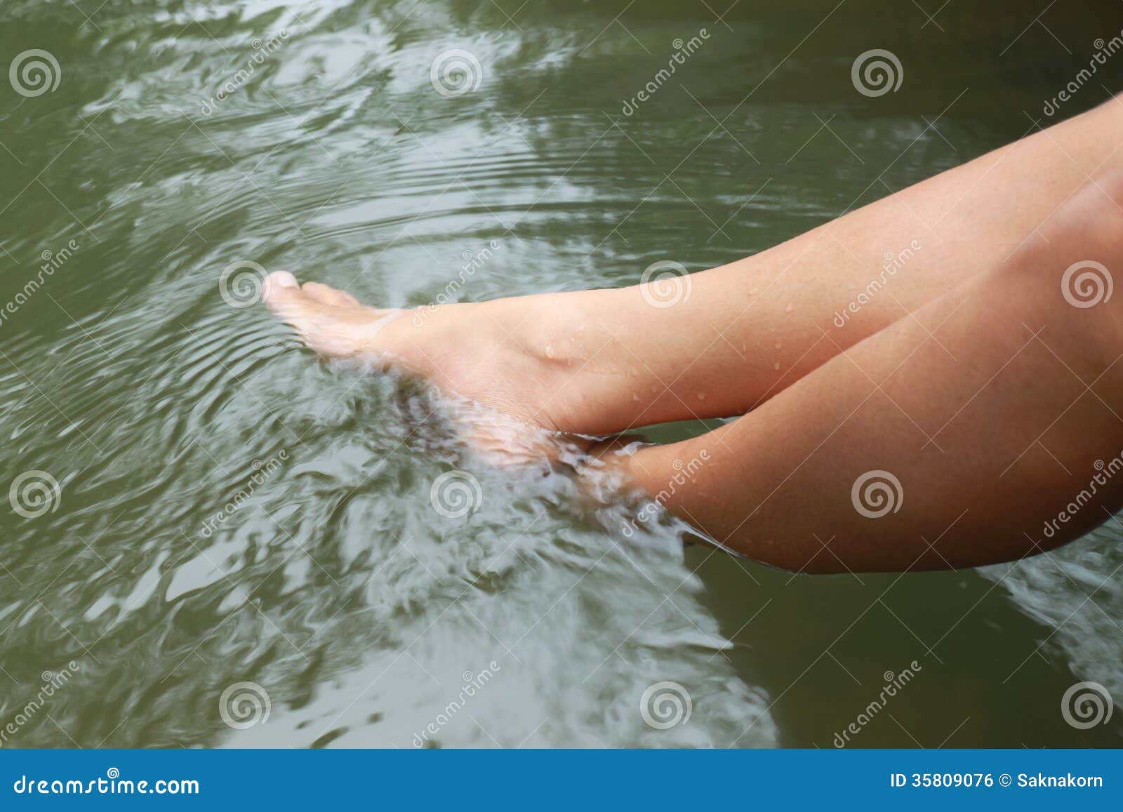 Weiblicher Fuß im Wasser von Fluss.