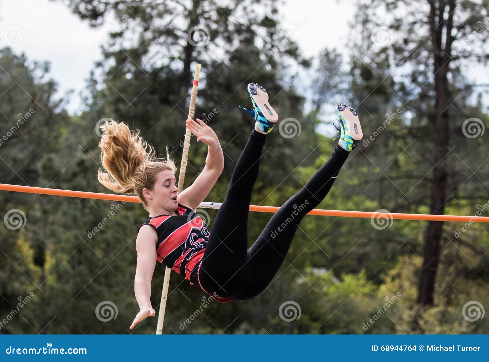 Weiblicher Stabhochspringer. Stadt von Shasta See, Kalifornien Leichtathletikaktion an Burt Williams Track und am Feld-Klassiker