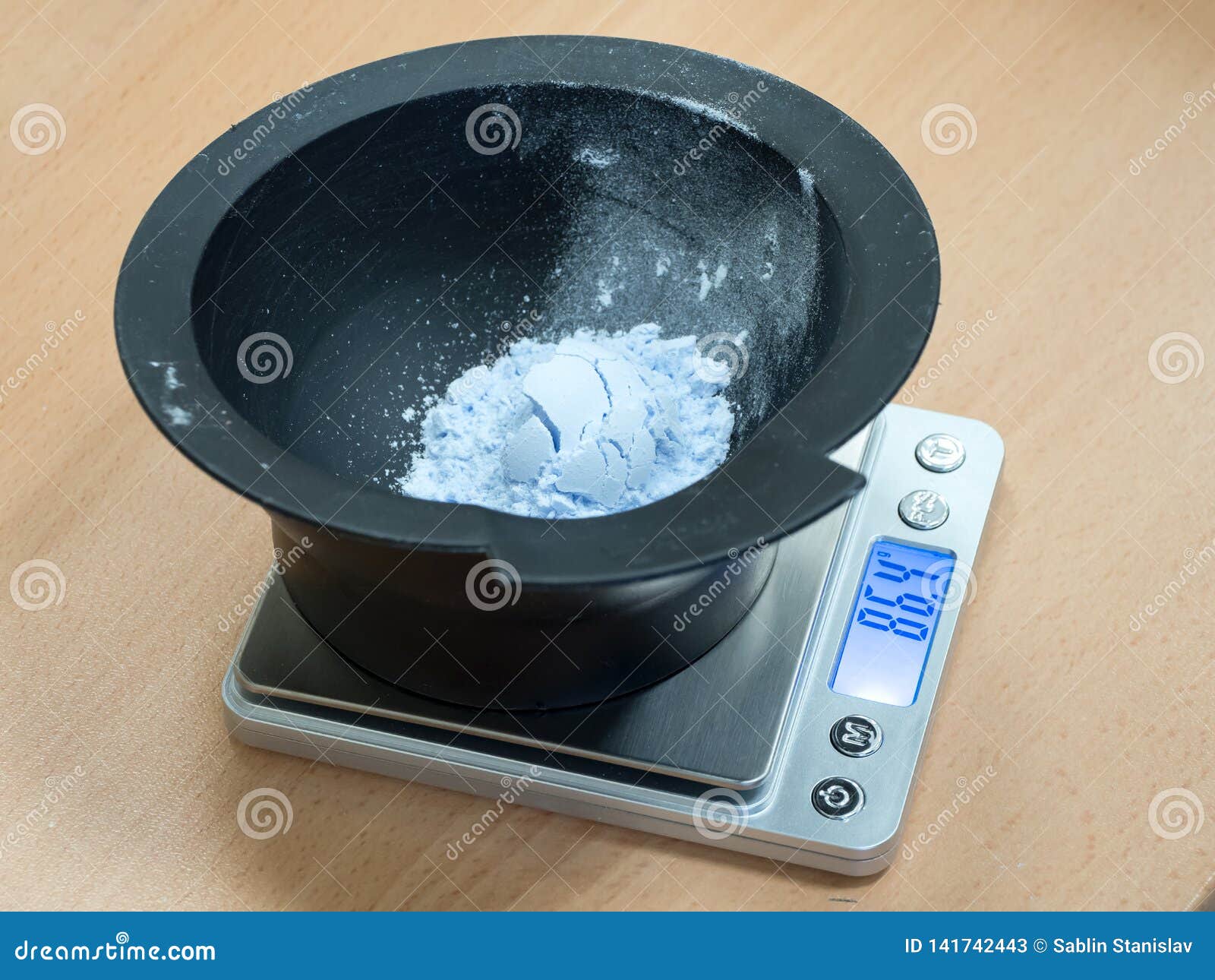 Weighing scales with dollars and drugs Stock Photo - Alamy
