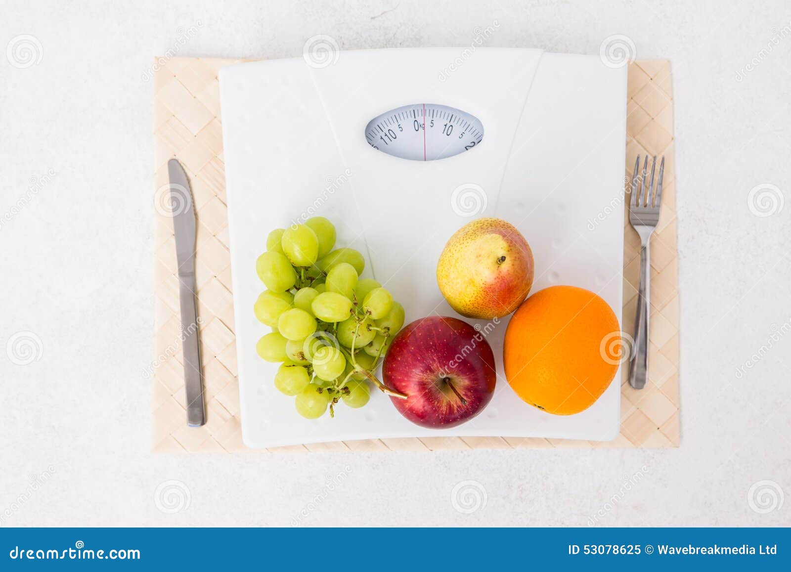 Apples On Red Scales Stock Photo - Download Image Now - Fruit, Weight Scale,  Apple - Fruit - iStock