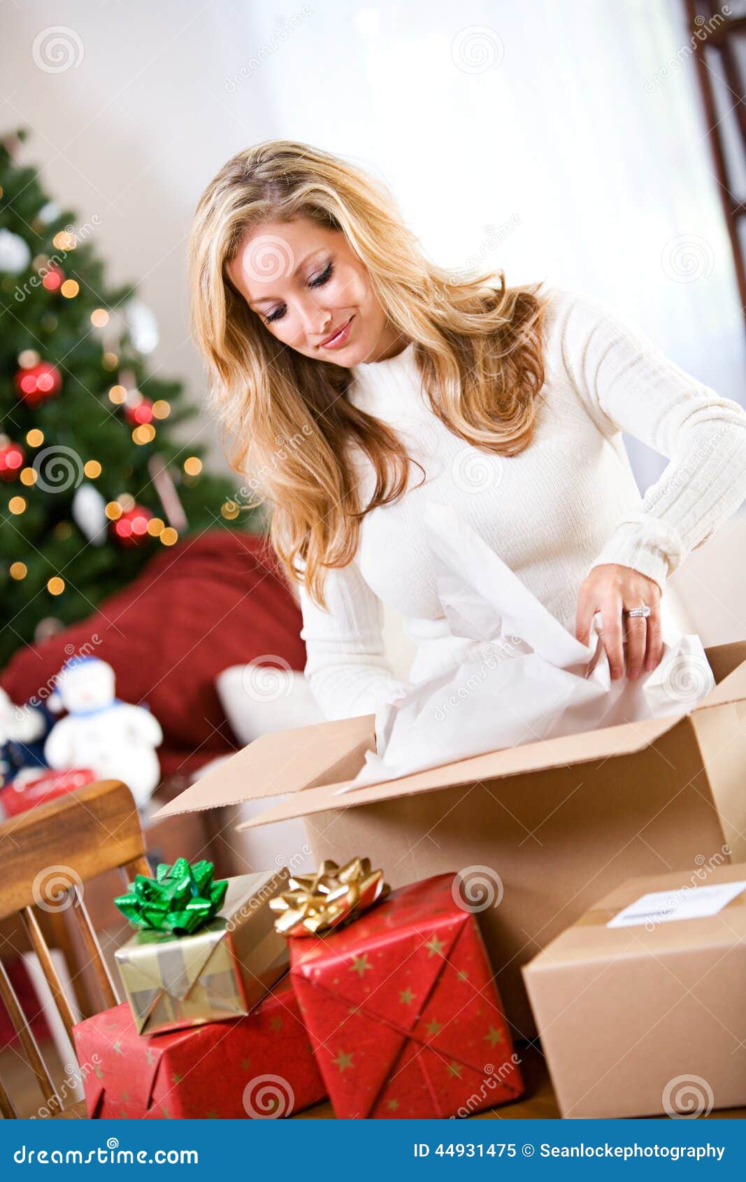 Weihnachten Frauen Verpackungs Geschenke Im Versand Kasten Stockbild Bild Von Geschenke Frauen