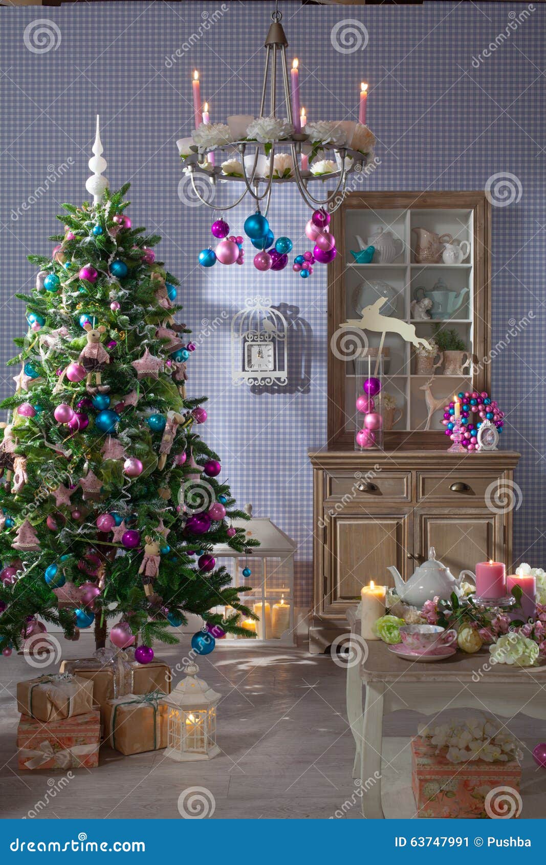 Weihnachten Verzierte Tannenbaum Mit Geschenken Stockbild Bild Von Vorabend Raum