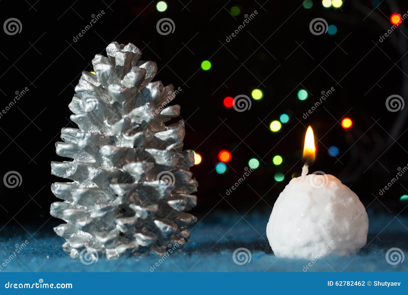 Weihnachtsbaum Decotations Kegel Und Kerze Stockfoto