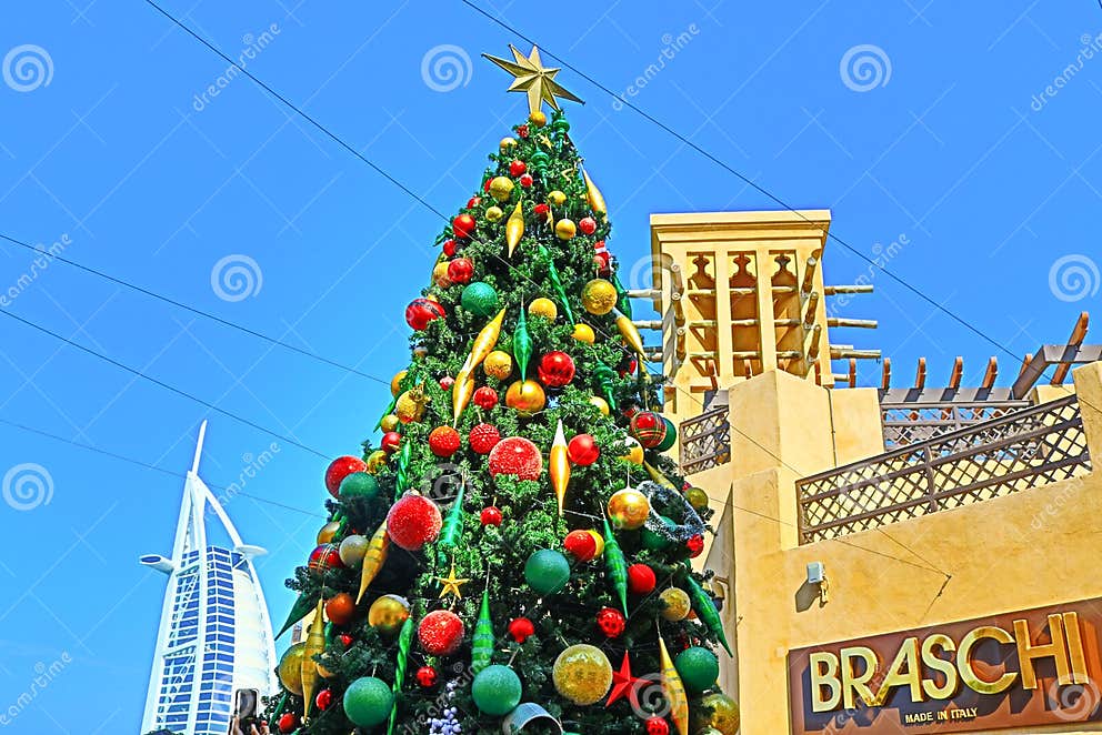 Weihnachtsbaum Im Souk Madinat Jumeirah Garden Dubai Uae Redaktionelles
