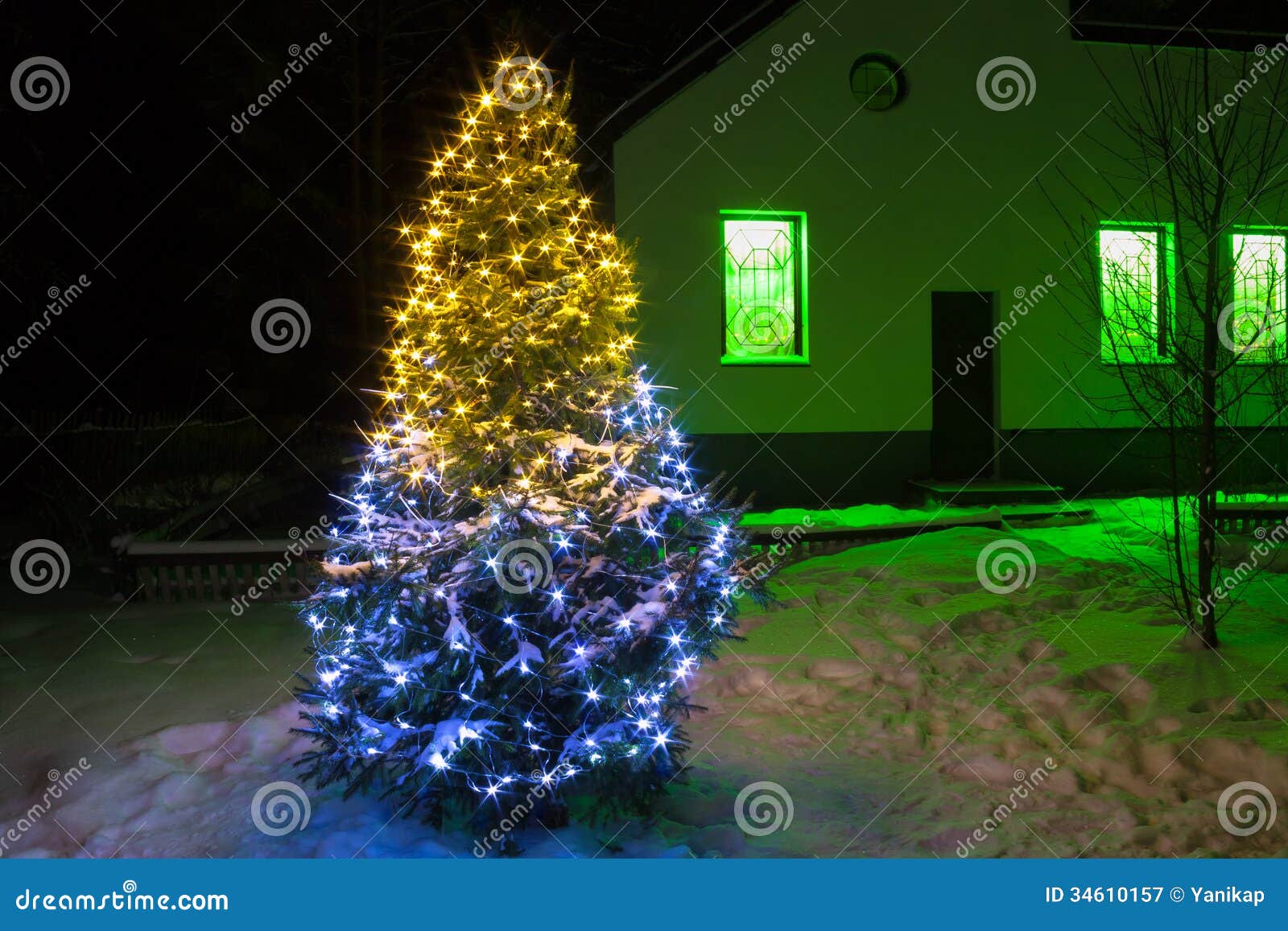 Weihnachtsbaumnacht Mit Lichtern Stockbild - Bild von lichtern