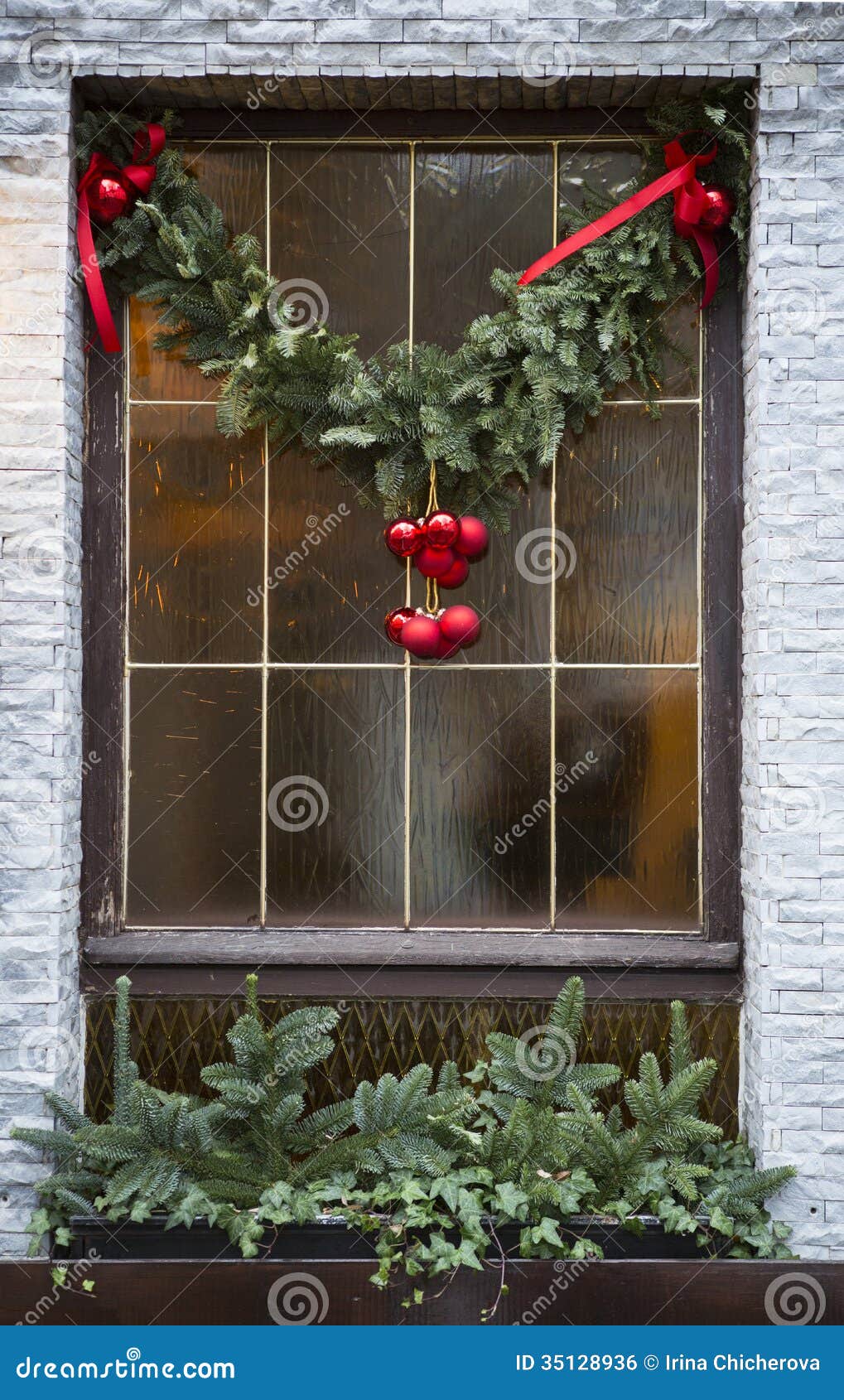 Weihnachtsdekoration Auf Dem Fenster Stockfoto Bild von