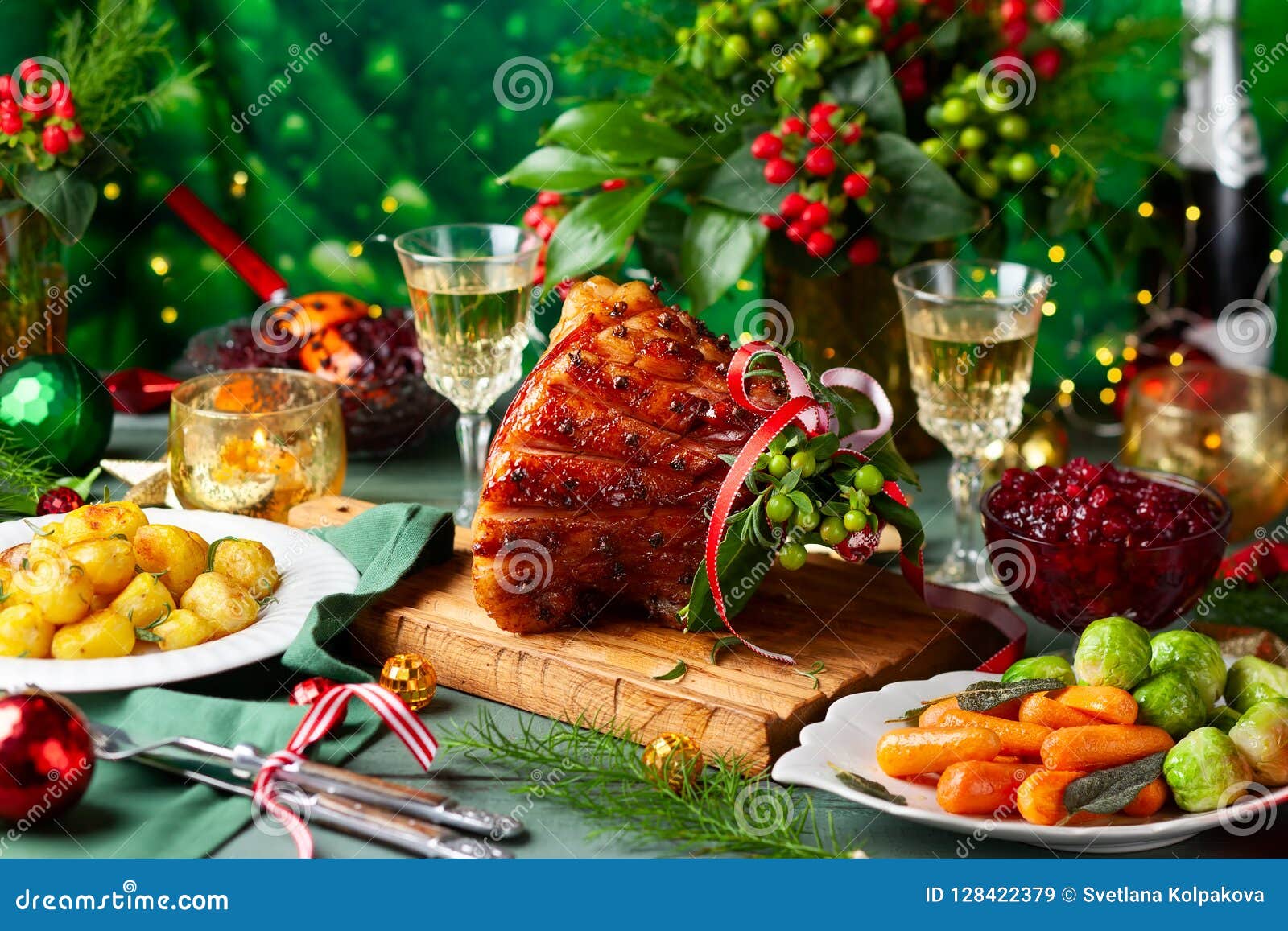 Weihnachtsessen Mit Beilagen Stockbild - Bild von schinken, honig 