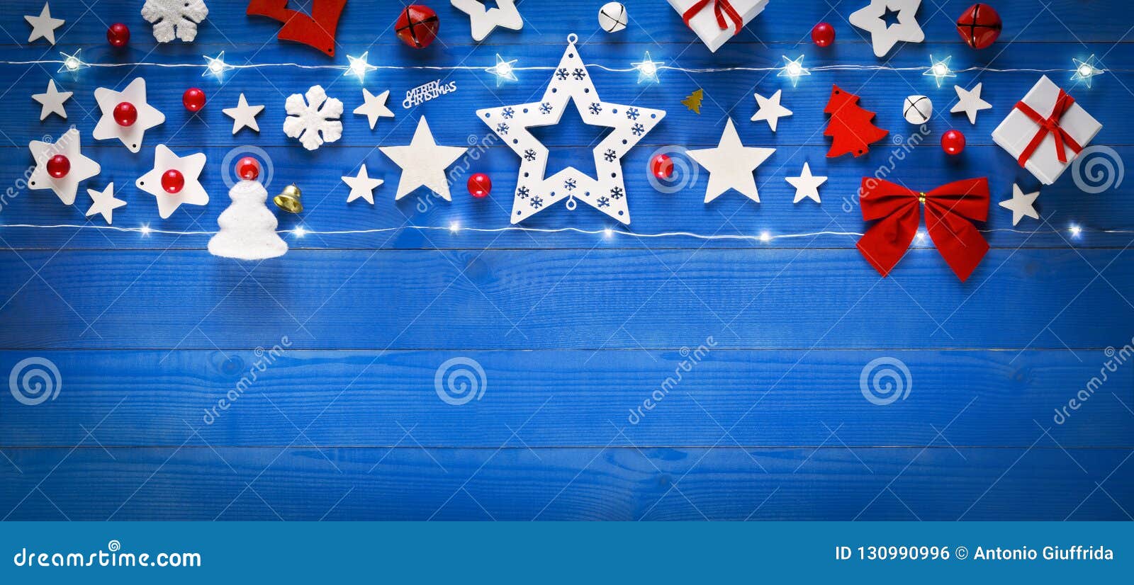 Weihnachtsfahne, Dekoration auf altem blauem Holztisch. Weihnachtsfahne, Dekoration auf altem blauem Bretterboden