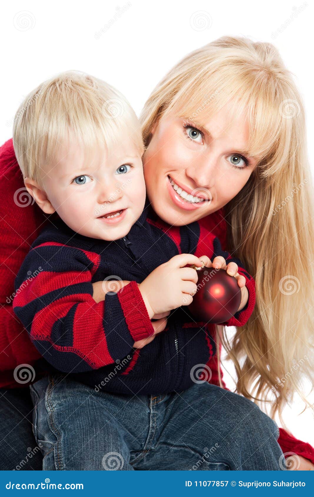 Weihnachtsfamilie. Eine kaukasische Mutter und ein Sohn, die eine Weihnachtsverzierung anhalten