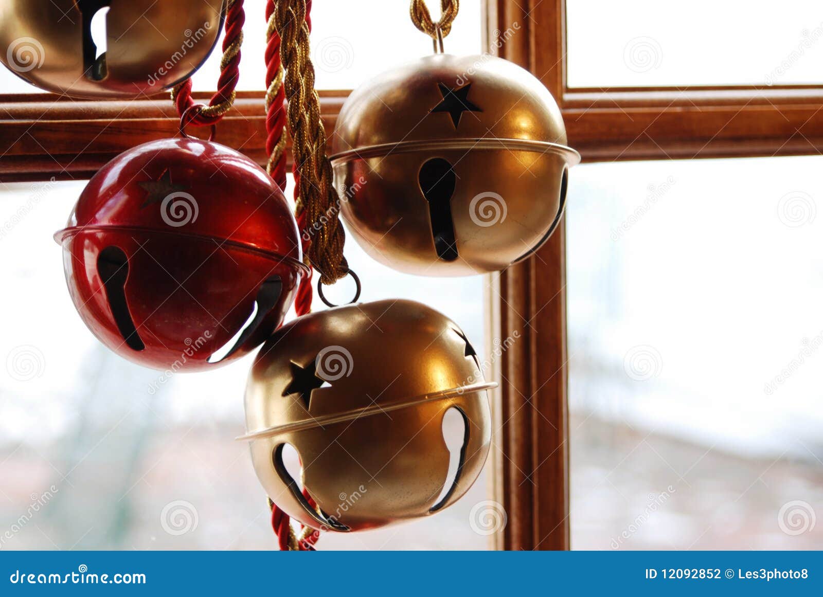Weihnachtsglocken am Schneebedeckten Tag Stockfoto - Bild von feier ...